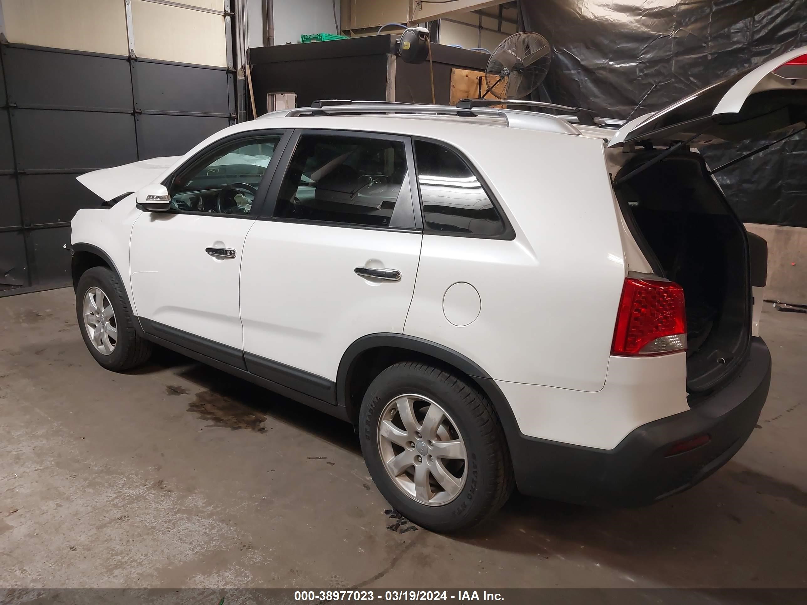 Photo 2 VIN: 5XYKT4A61CG251182 - KIA SORENTO 