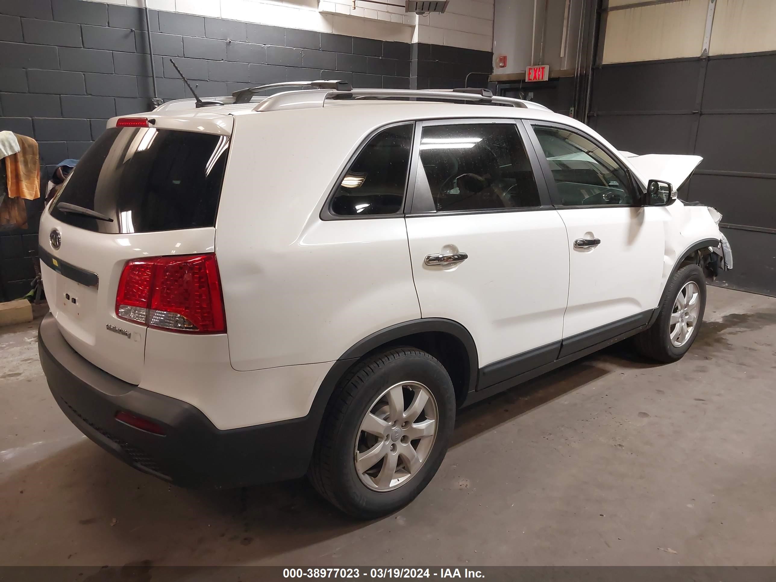 Photo 3 VIN: 5XYKT4A61CG251182 - KIA SORENTO 