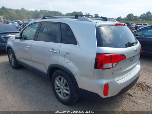 Photo 2 VIN: 5XYKT4A63FG556381 - KIA SORENTO 