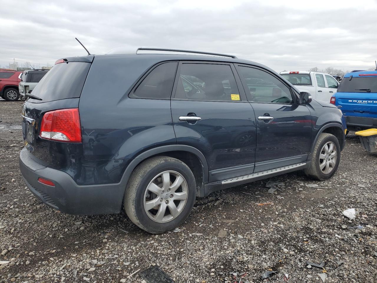 Photo 2 VIN: 5XYKT4A65DG346829 - KIA SORENTO 