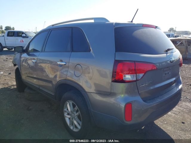 Photo 2 VIN: 5XYKT4A65FG592881 - KIA SORENTO 