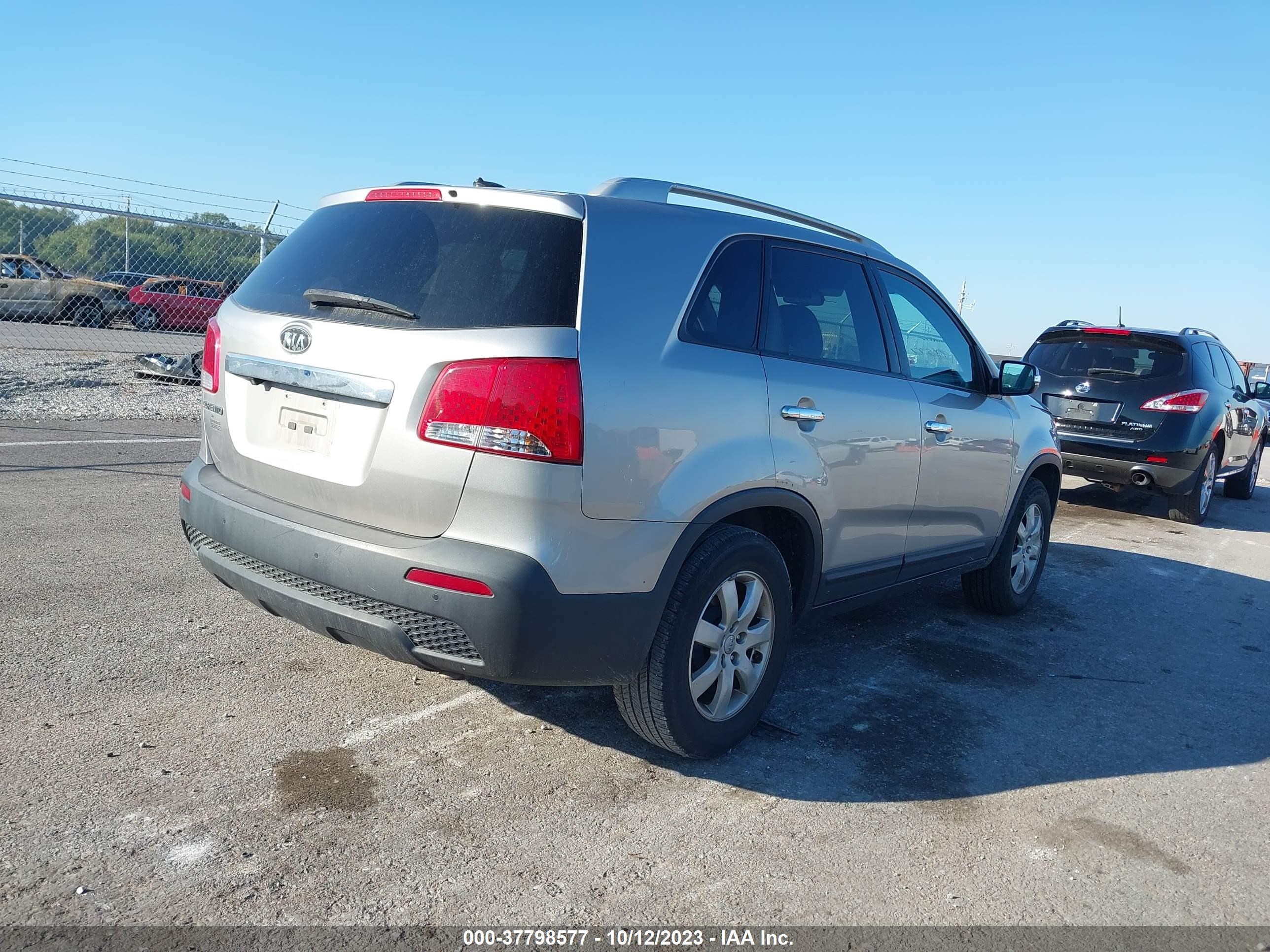 Photo 3 VIN: 5XYKT4A66DG409128 - KIA SORENTO 