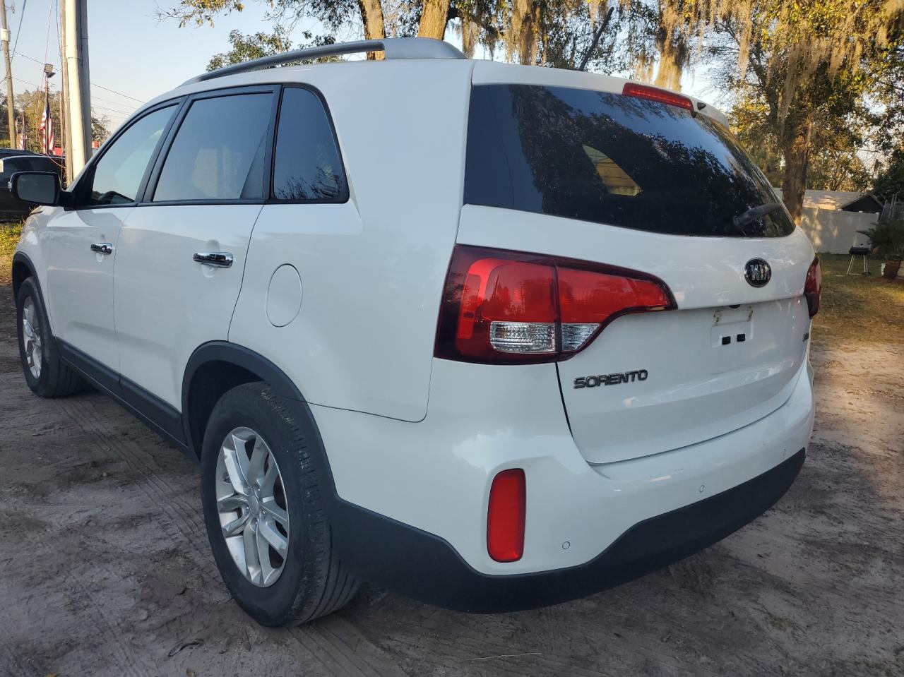 Photo 2 VIN: 5XYKT4A68EG547805 - KIA SORENTO LX 