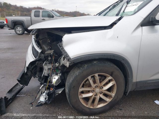 Photo 5 VIN: 5XYKT4A6XFG636714 - KIA SORENTO 