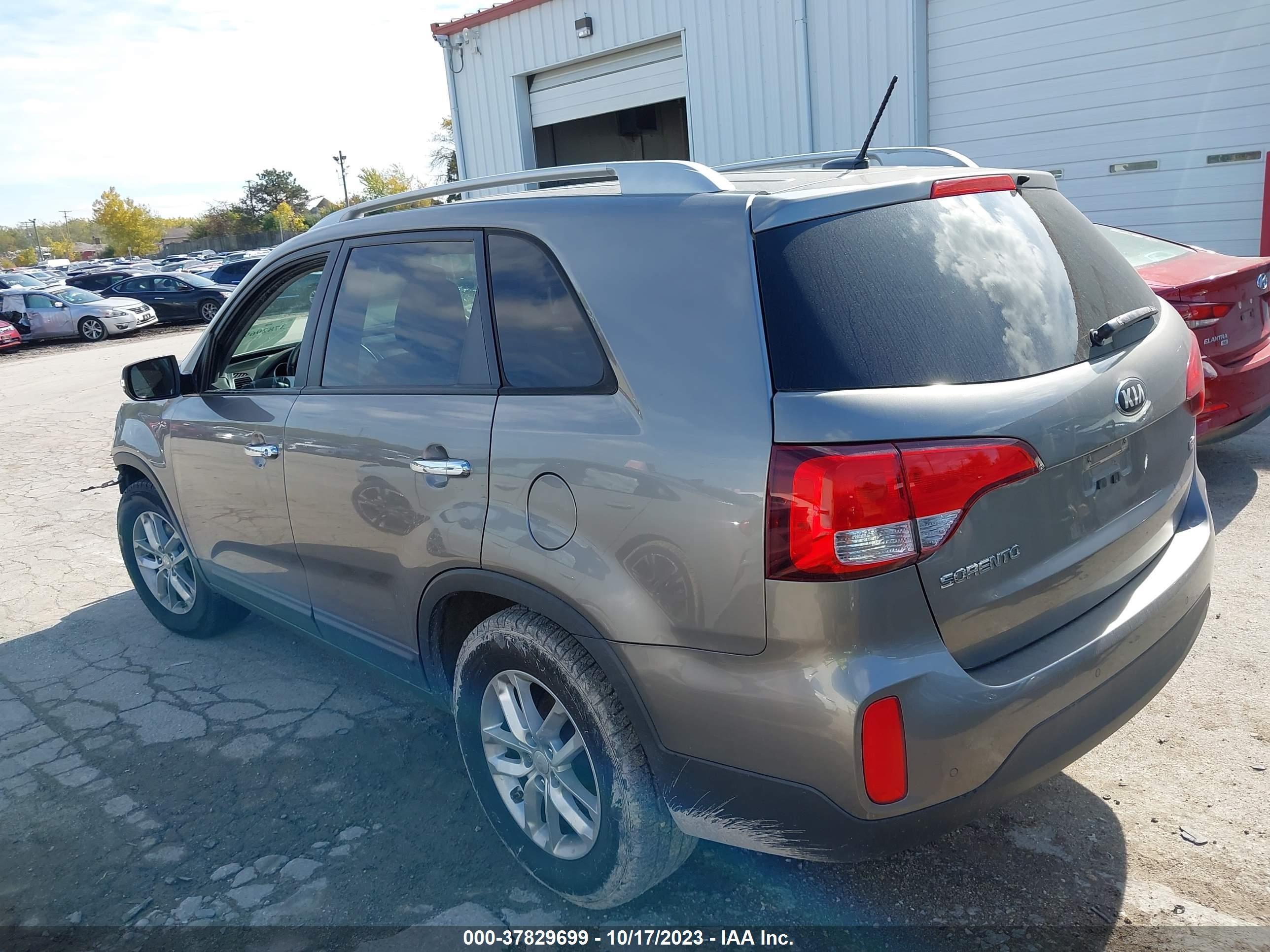 Photo 2 VIN: 5XYKT4A71FG585466 - KIA SORENTO 