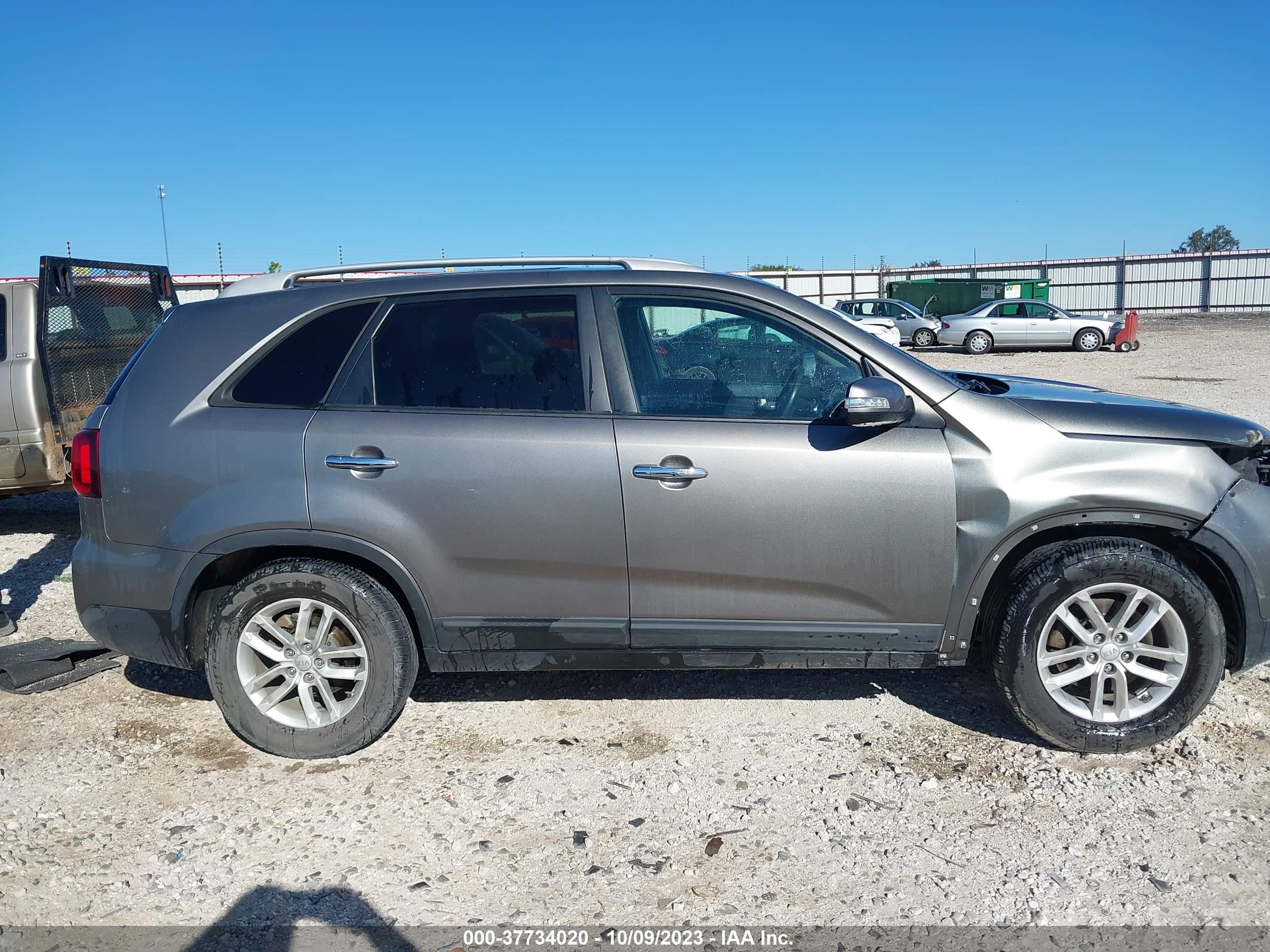 Photo 13 VIN: 5XYKT4A72FG590420 - KIA SORENTO 