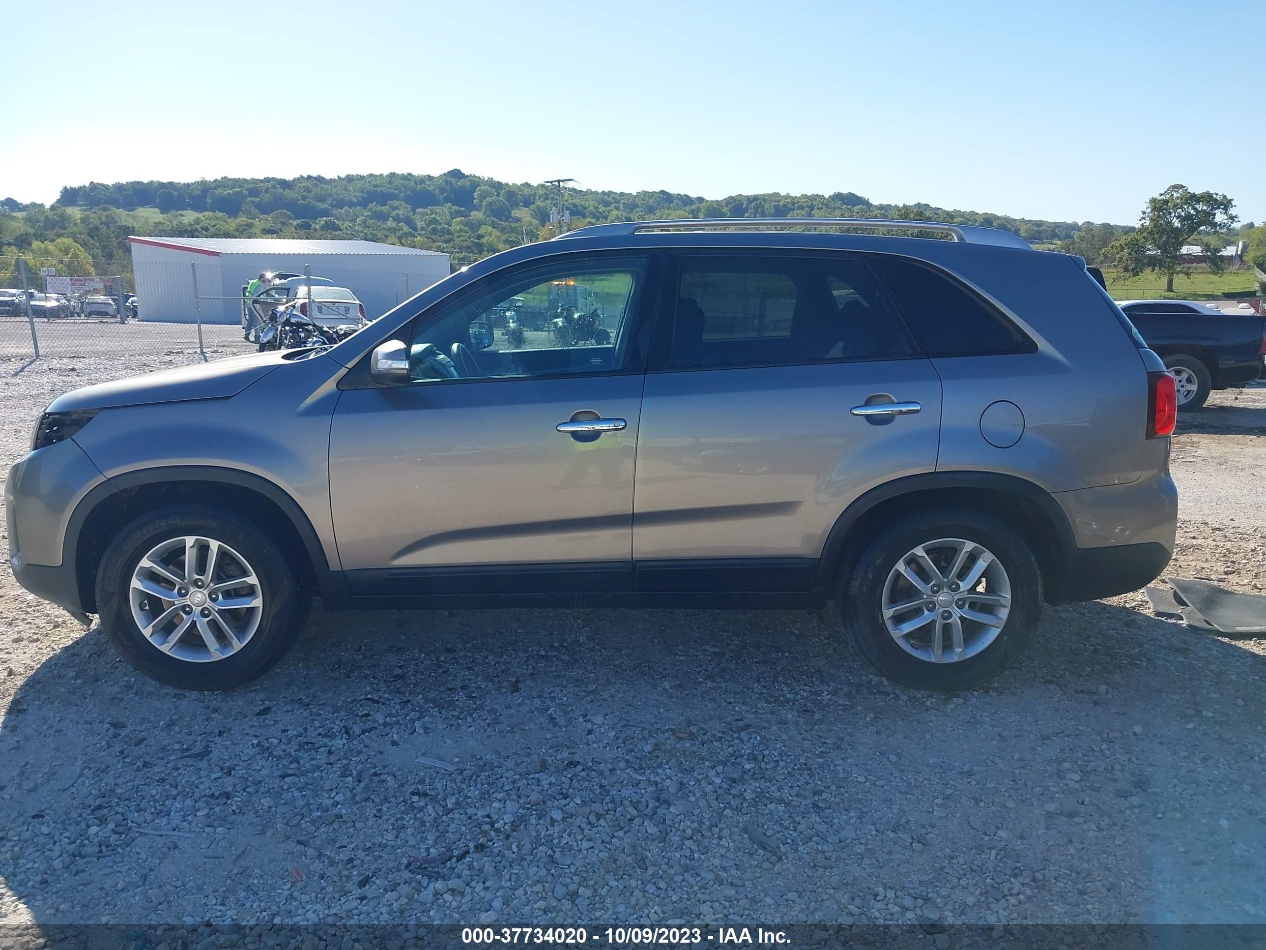 Photo 14 VIN: 5XYKT4A72FG590420 - KIA SORENTO 