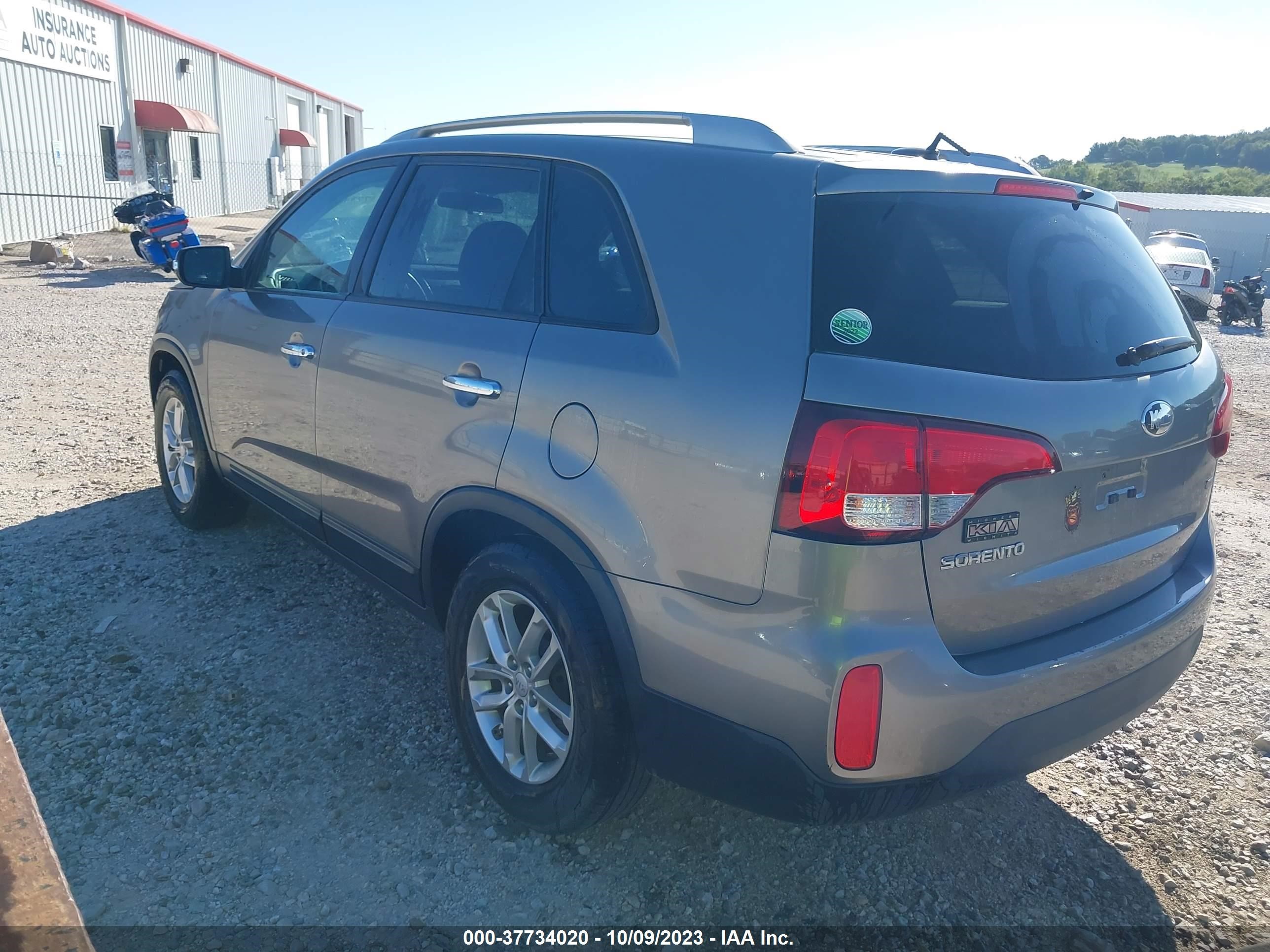 Photo 2 VIN: 5XYKT4A72FG590420 - KIA SORENTO 