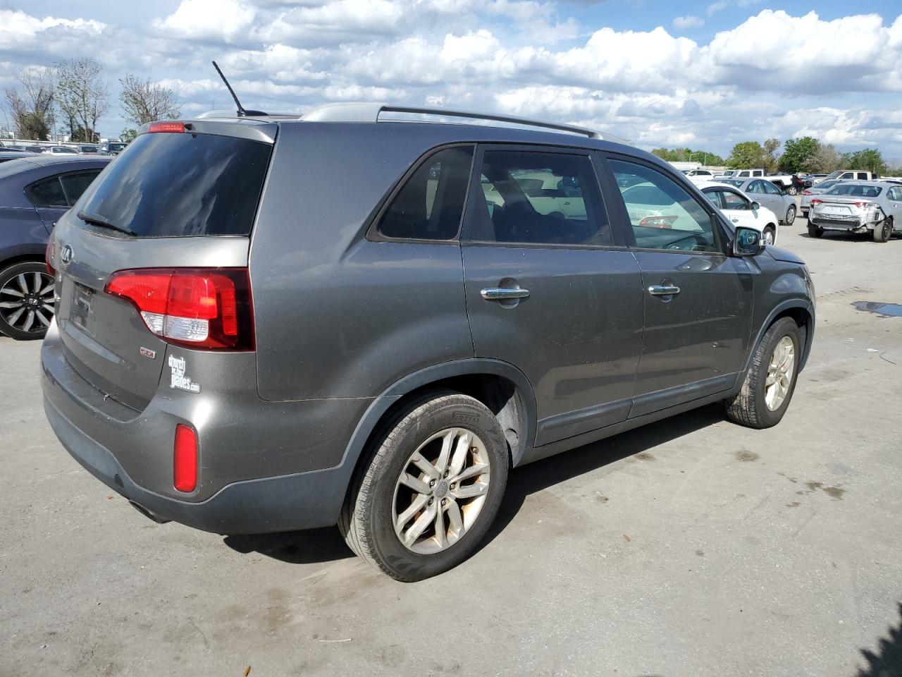 Photo 2 VIN: 5XYKT4A75FG590928 - KIA SORENTO 