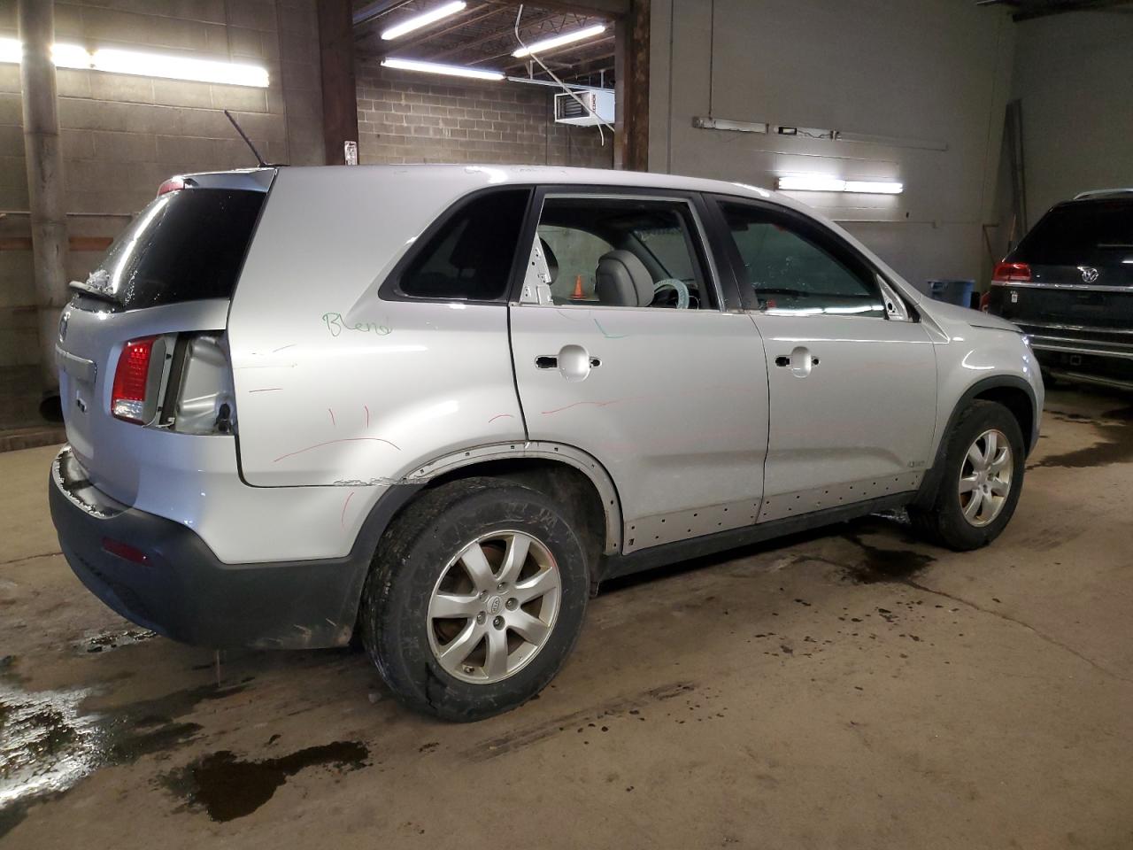 Photo 2 VIN: 5XYKTCA15BG112380 - KIA SORENTO 