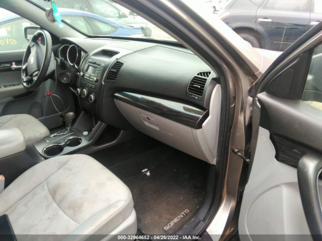 Photo 4 VIN: 5XYKTCA1XBG016017 - KIA SORENTO 