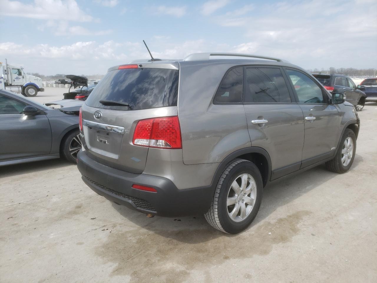 Photo 2 VIN: 5XYKTCA66DG364511 - KIA SORENTO 