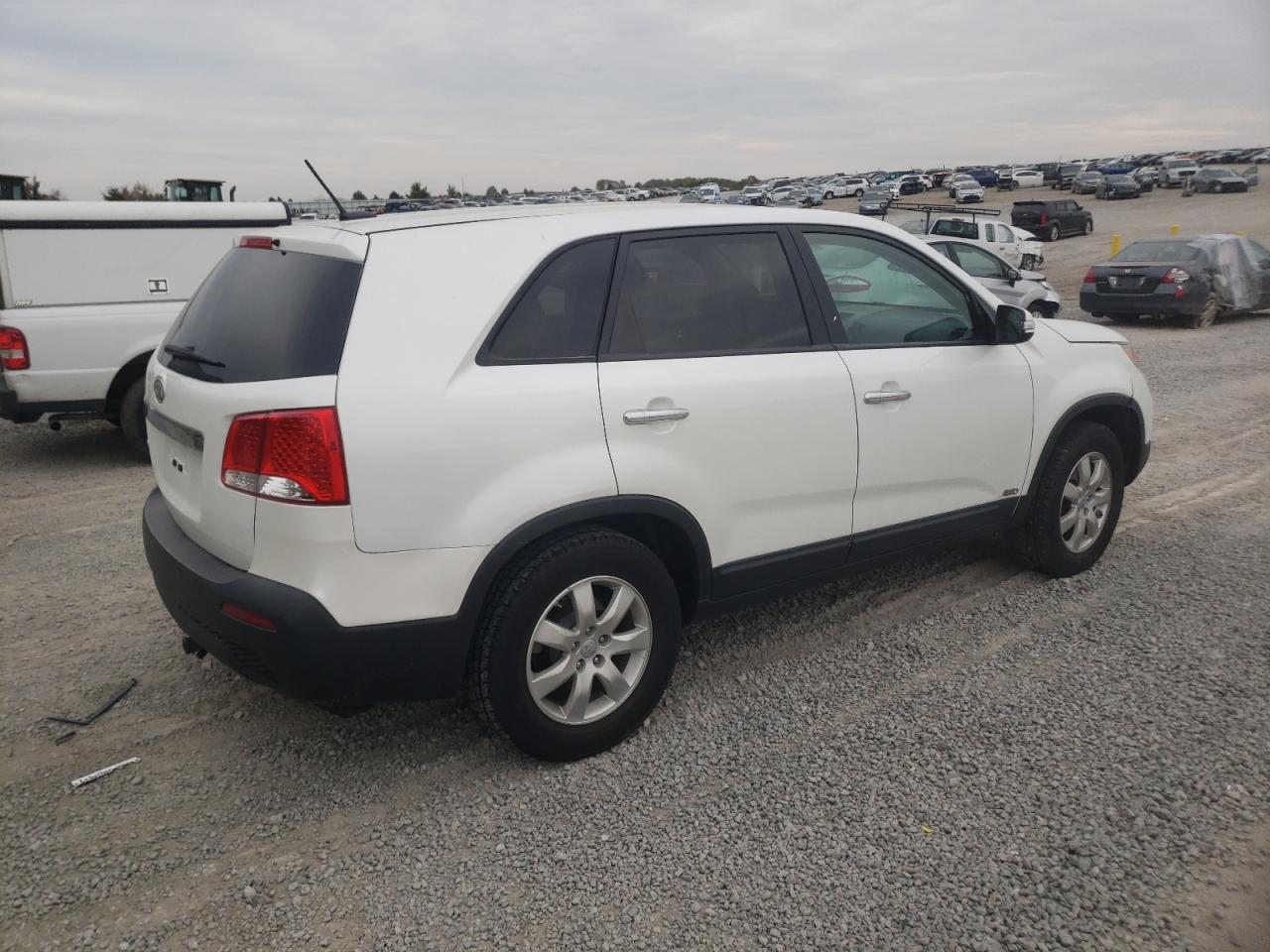 Photo 2 VIN: 5XYKTCA6XCG227201 - KIA SORENTO 