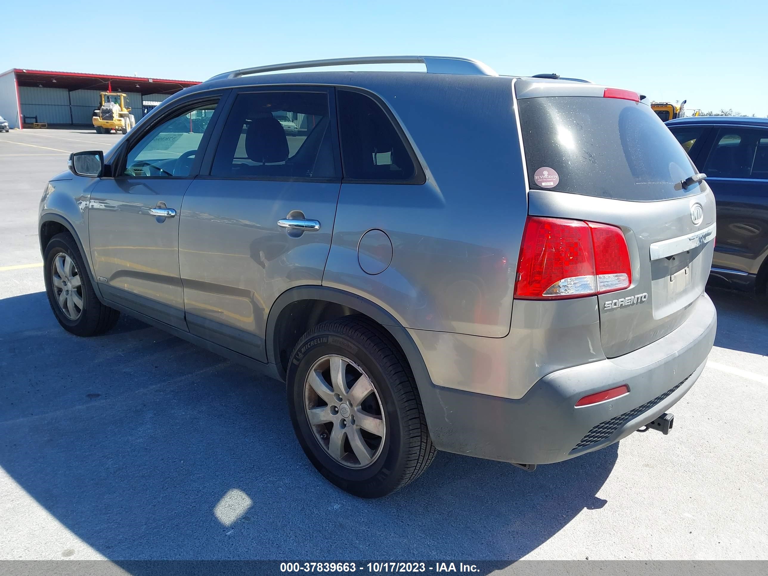 Photo 2 VIN: 5XYKTDA12BG044139 - KIA SORENTO 