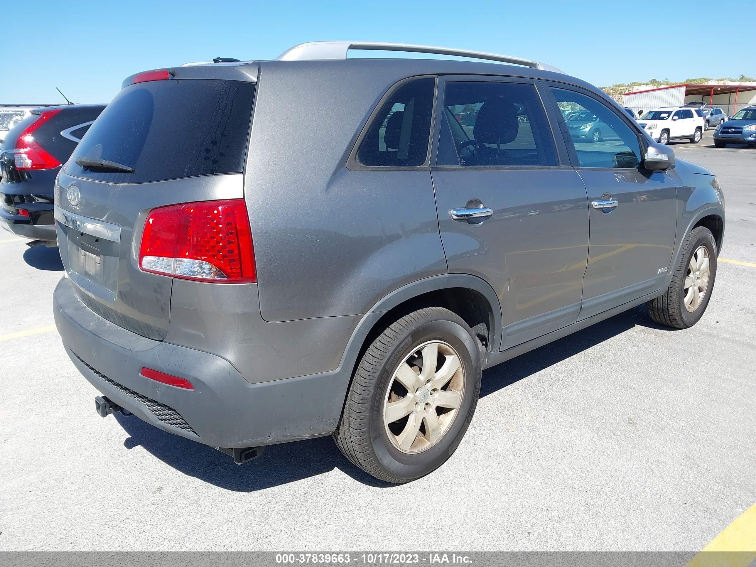 Photo 3 VIN: 5XYKTDA12BG044139 - KIA SORENTO 