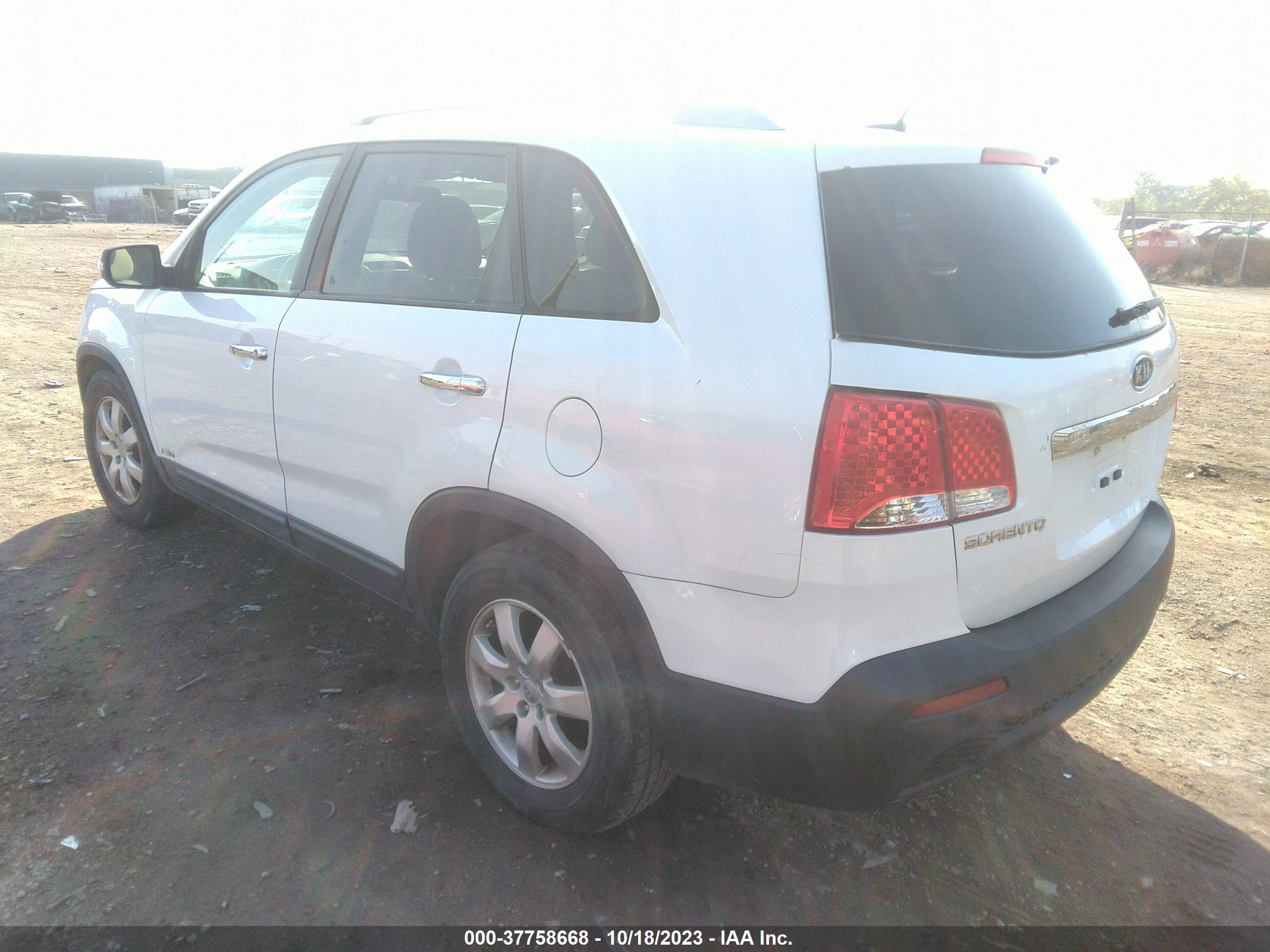 Photo 2 VIN: 5XYKTDA23DG314829 - KIA SORENTO 