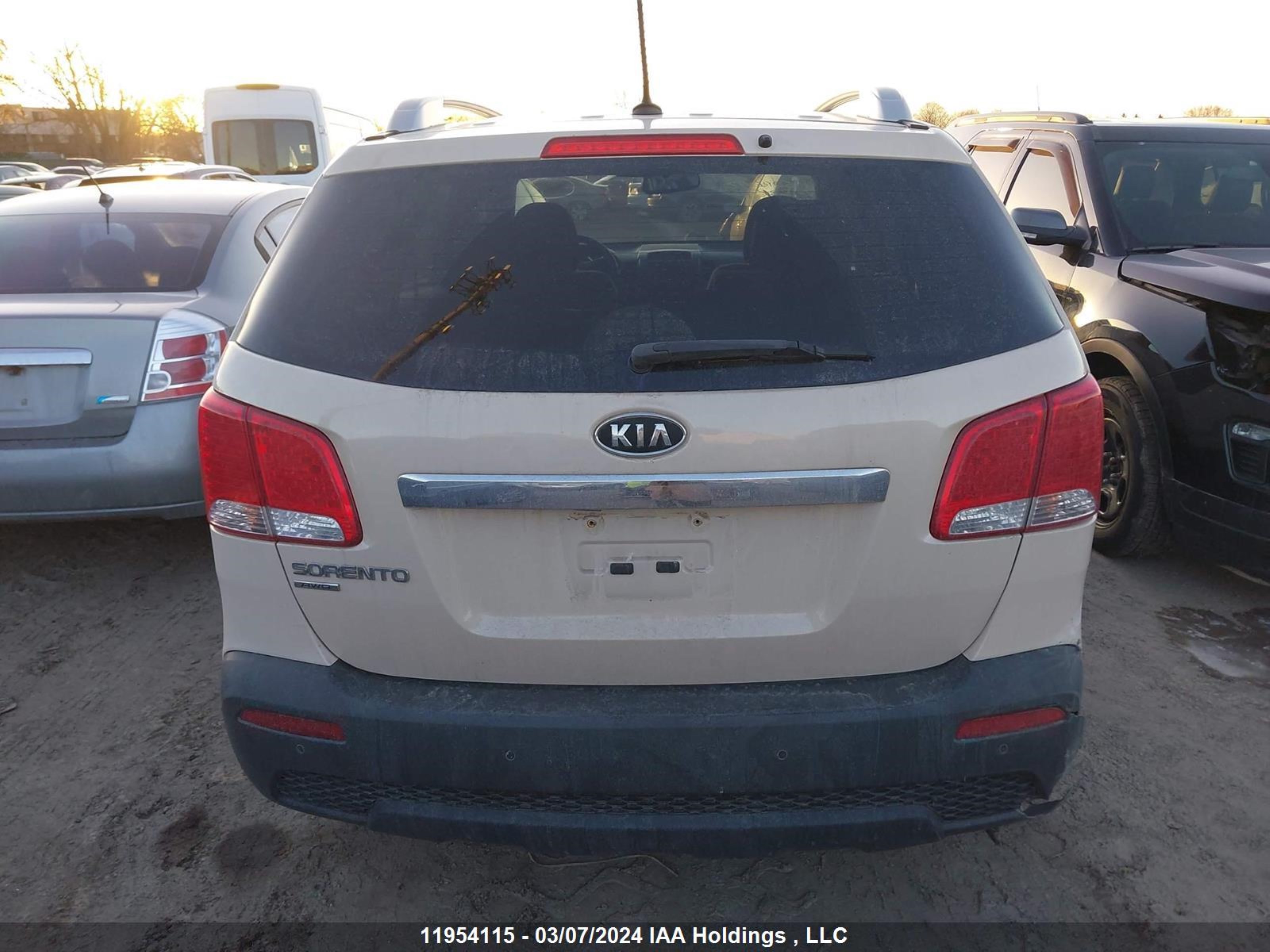 Photo 16 VIN: 5XYKTDA27BG153169 - KIA SORENTO 