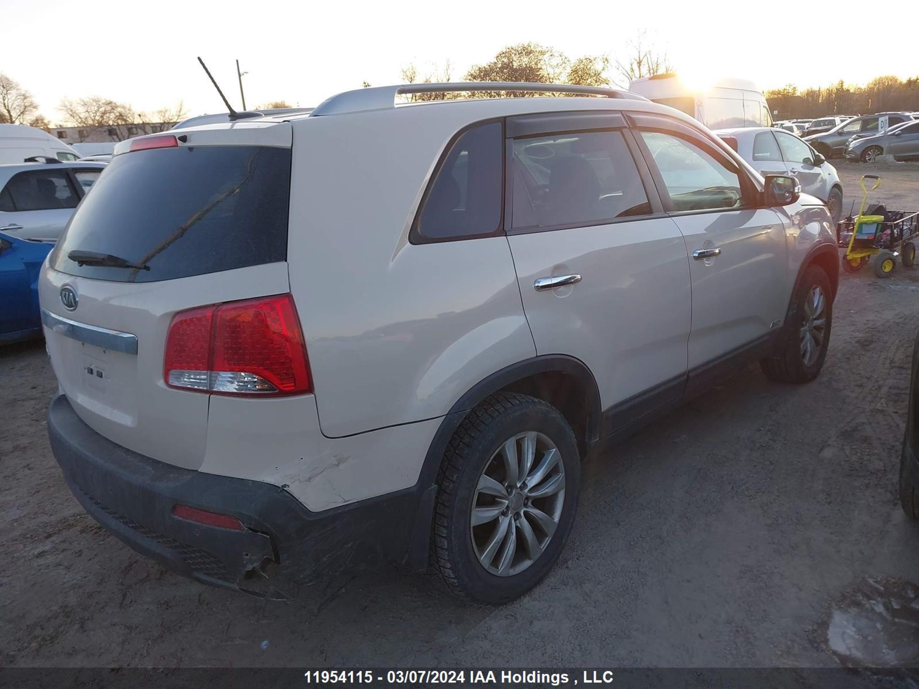 Photo 3 VIN: 5XYKTDA27BG153169 - KIA SORENTO 