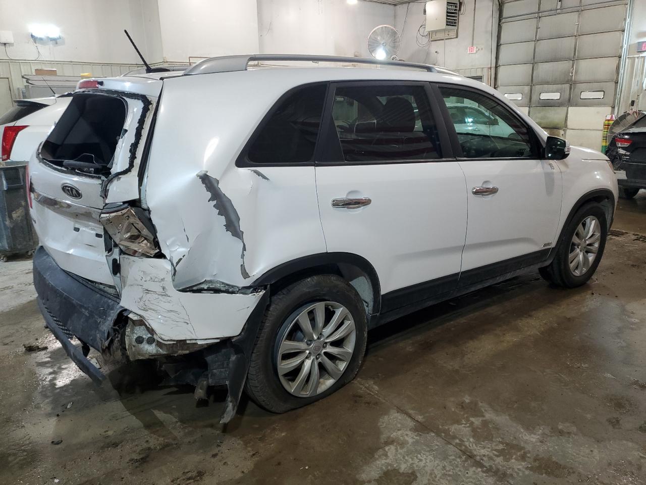 Photo 2 VIN: 5XYKTDA2XBG086650 - KIA SORENTO 