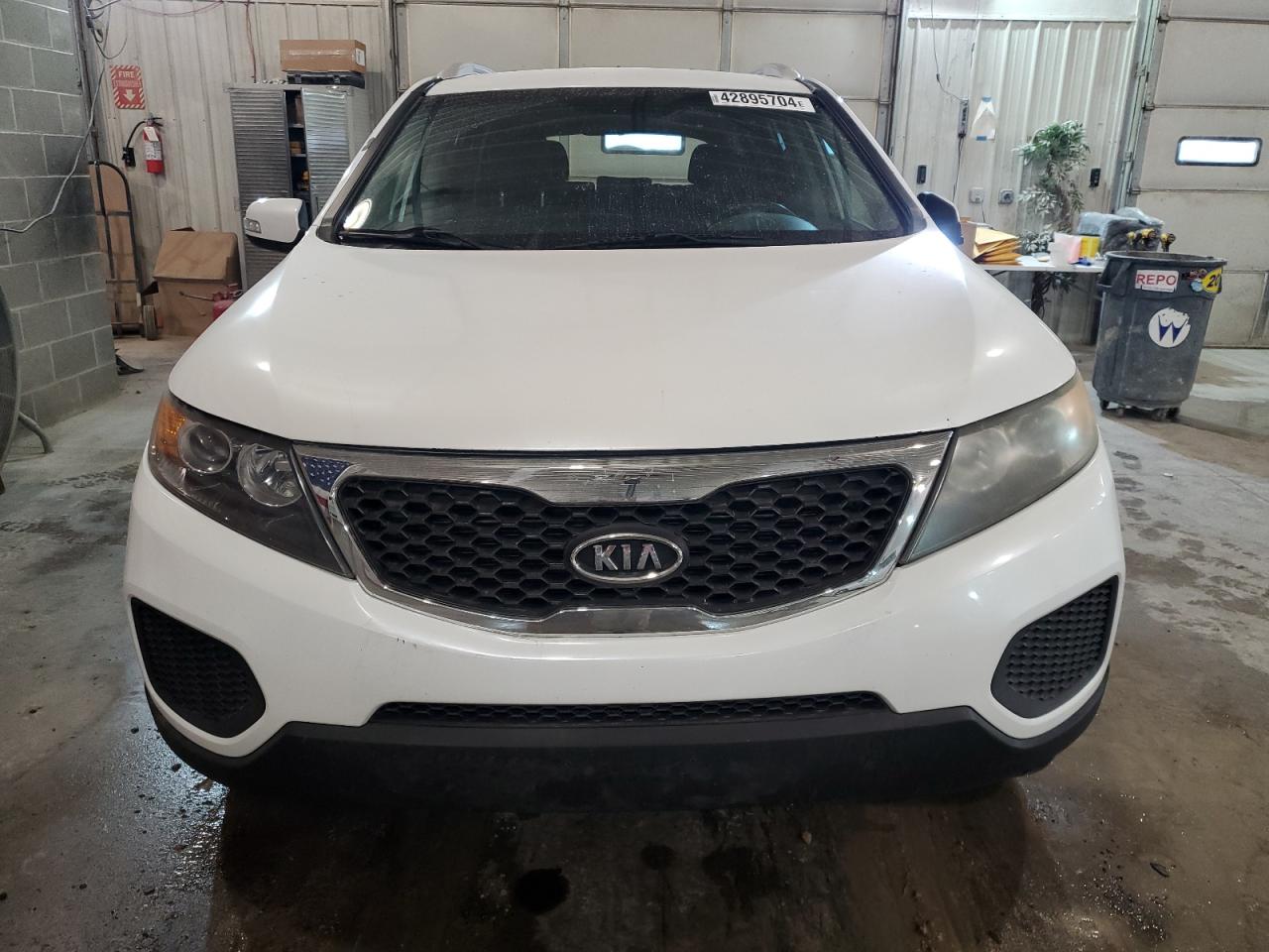 Photo 4 VIN: 5XYKTDA2XBG086650 - KIA SORENTO 