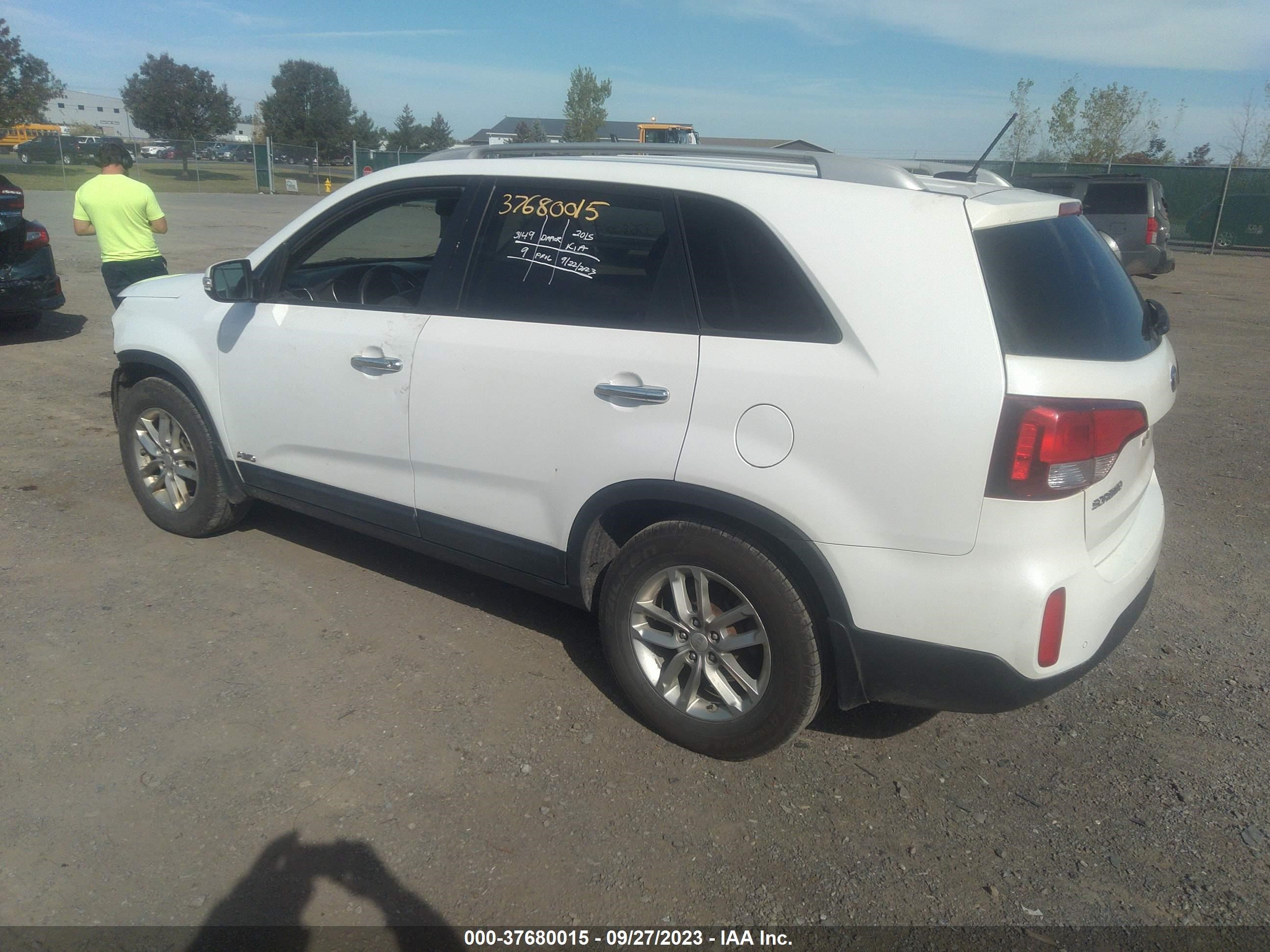 Photo 2 VIN: 5XYKTDA62FG613718 - KIA SORENTO 