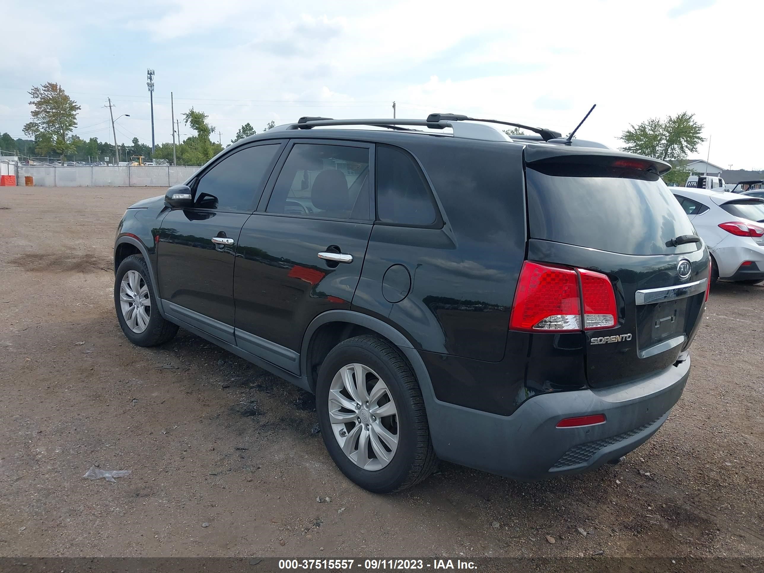 Photo 2 VIN: 5XYKU4A1XBG038294 - KIA SORENTO 