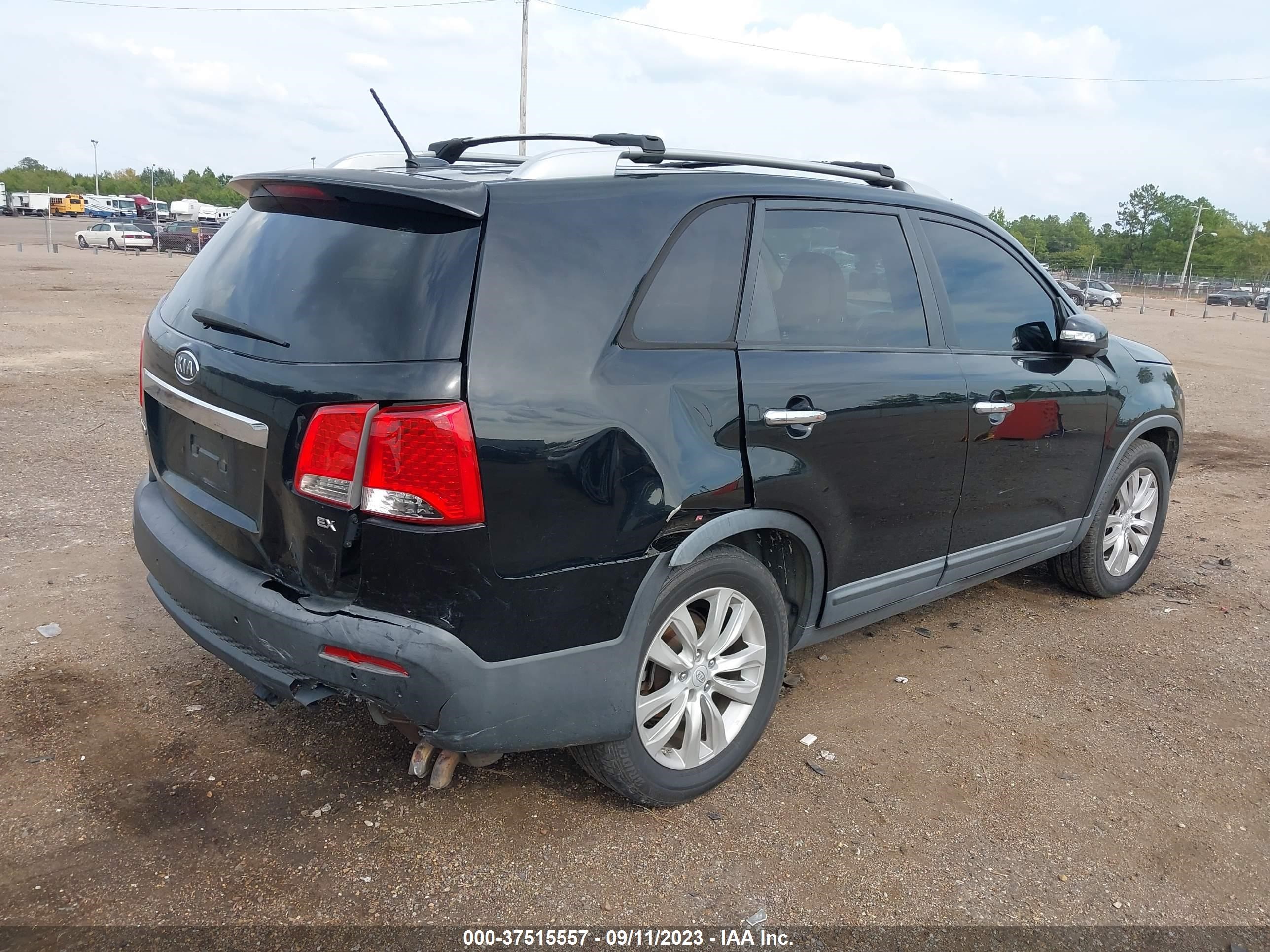 Photo 3 VIN: 5XYKU4A1XBG038294 - KIA SORENTO 