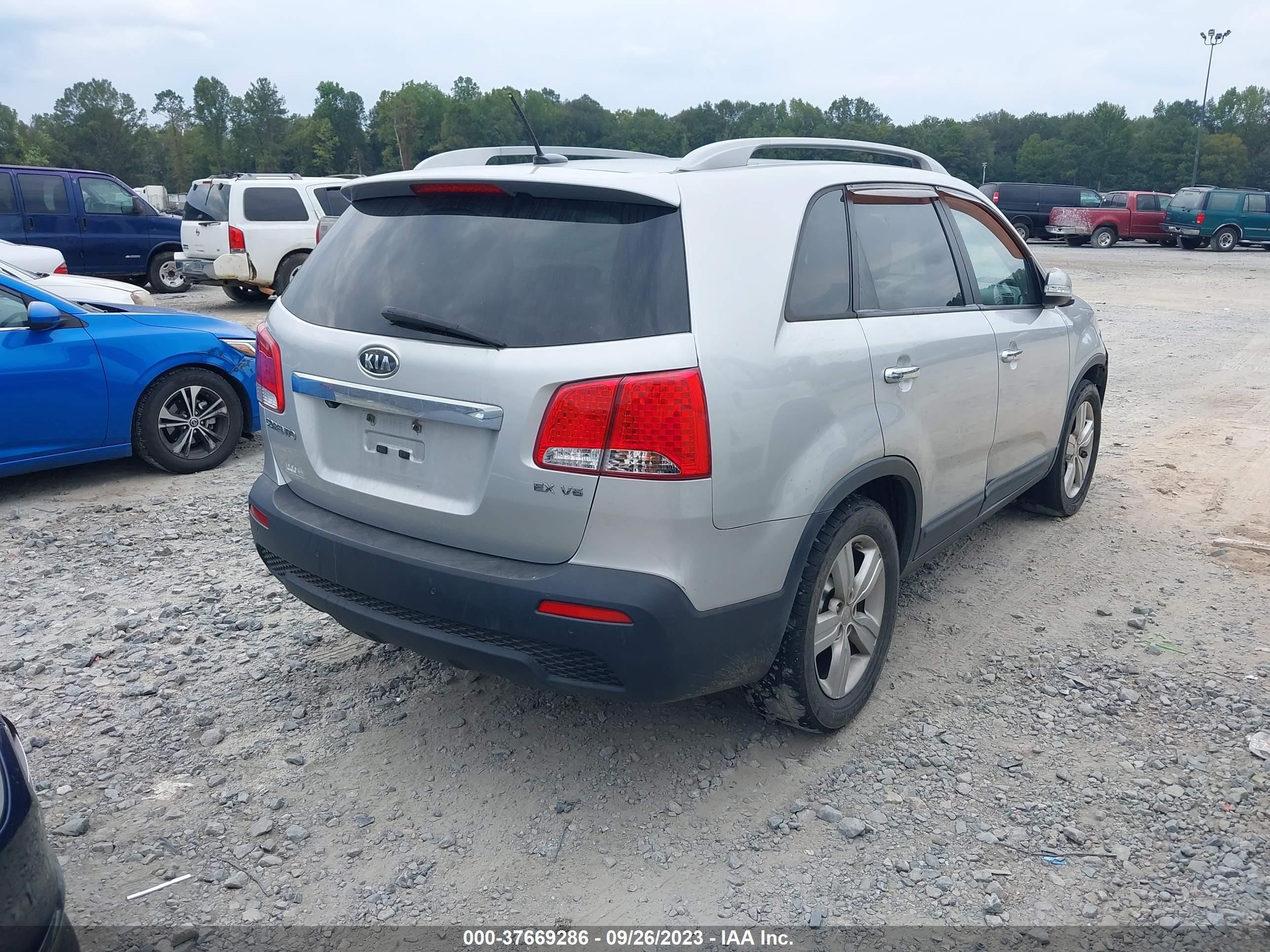 Photo 3 VIN: 5XYKU4A22CG285058 - KIA SORENTO 