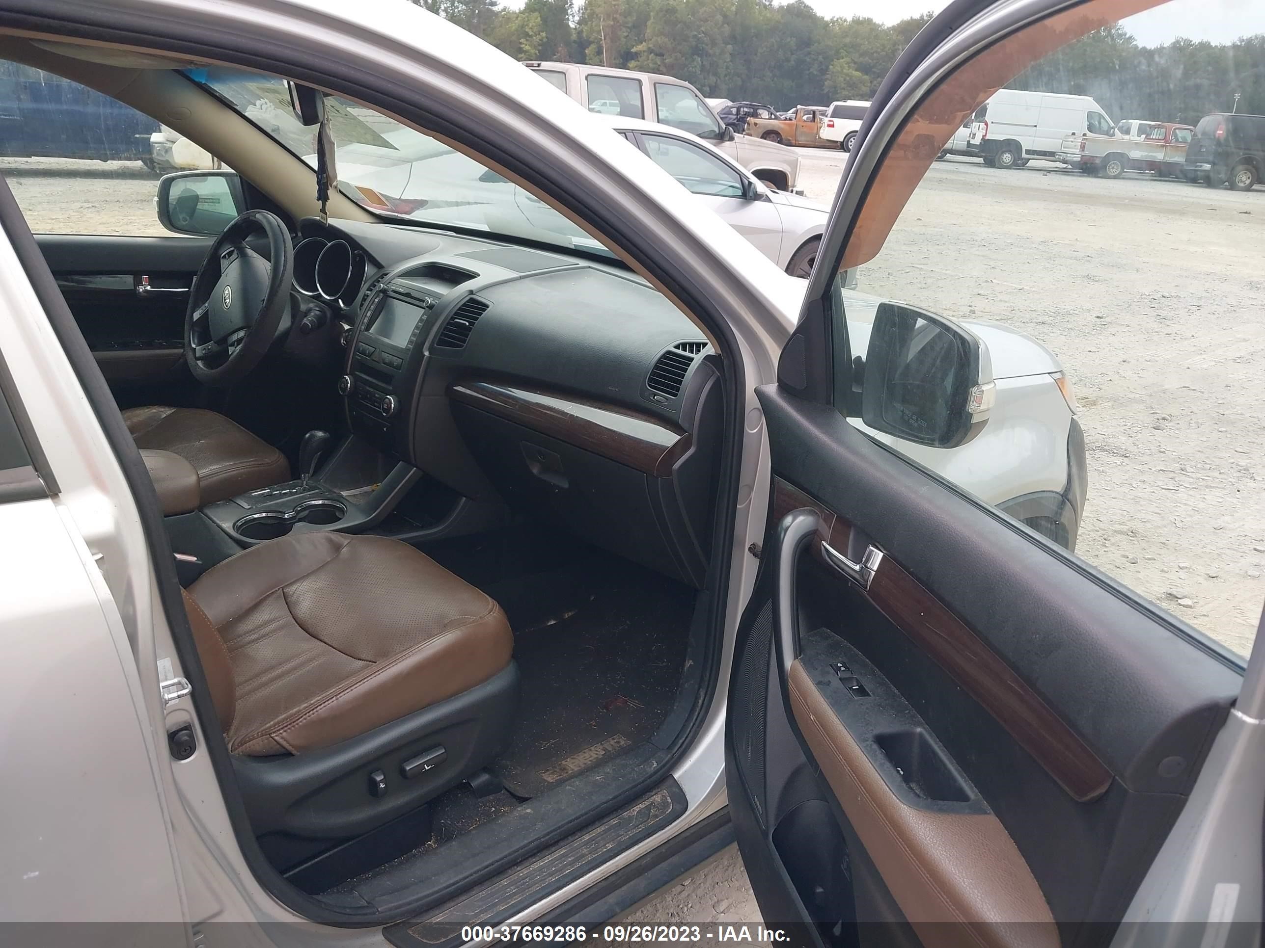 Photo 4 VIN: 5XYKU4A22CG285058 - KIA SORENTO 