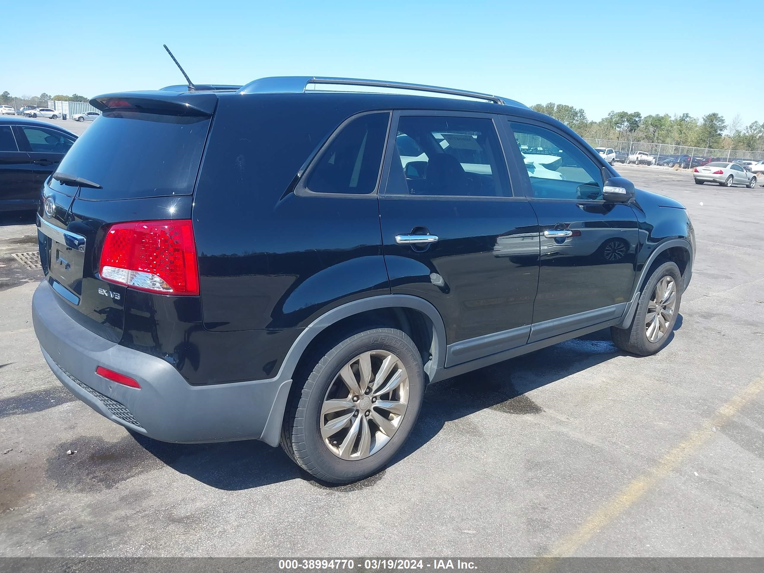 Photo 3 VIN: 5XYKU4A24BG097916 - KIA SORENTO 