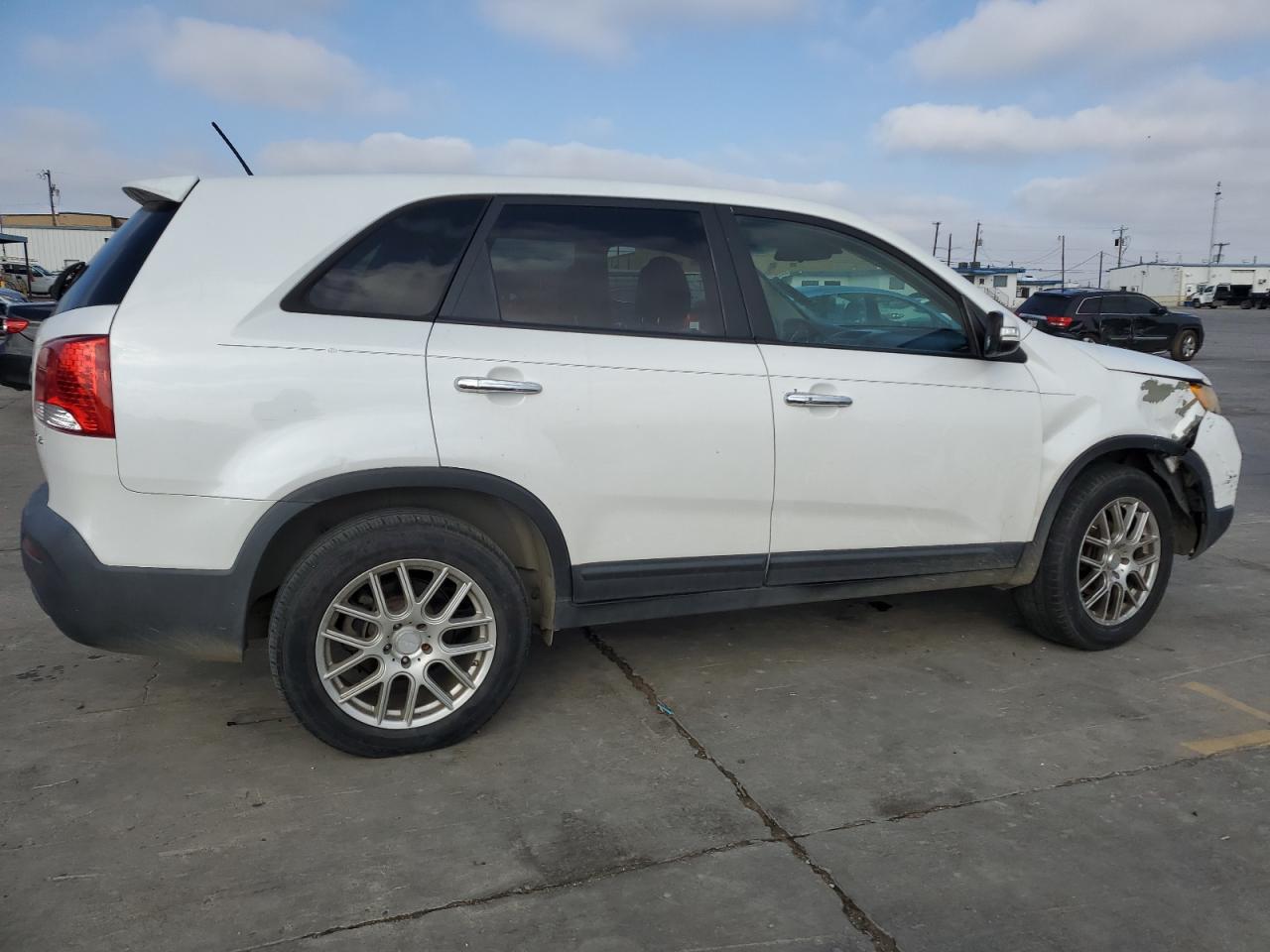 Photo 2 VIN: 5XYKU4A2XBG018345 - KIA SORENTO 