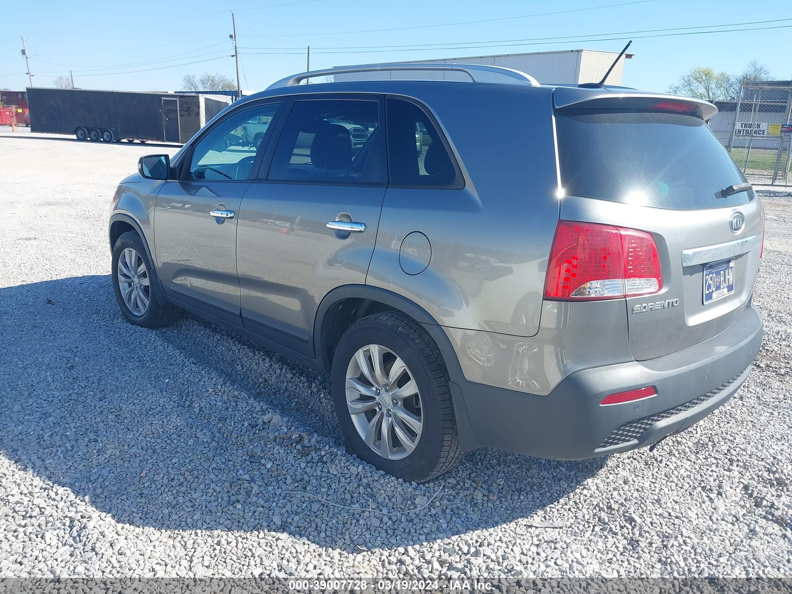 Photo 2 VIN: 5XYKU4A2XBG034173 - KIA SORENTO 