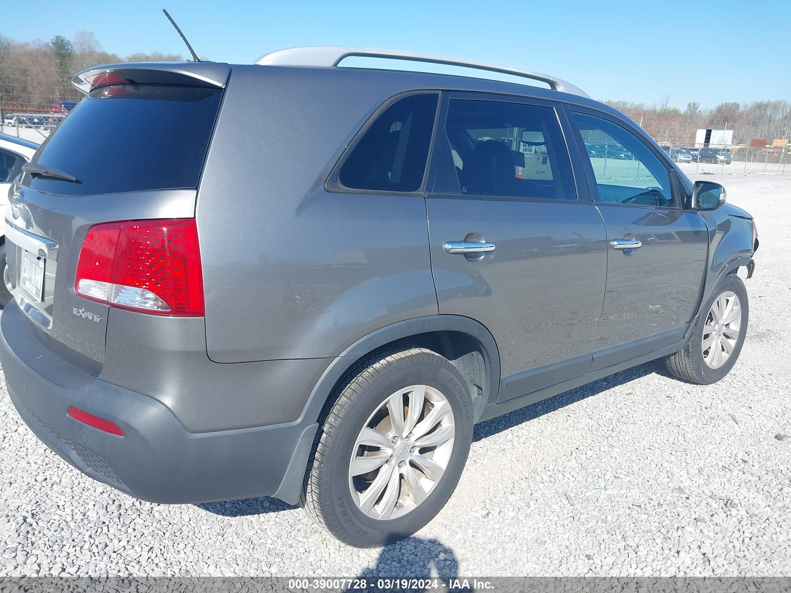 Photo 3 VIN: 5XYKU4A2XBG034173 - KIA SORENTO 