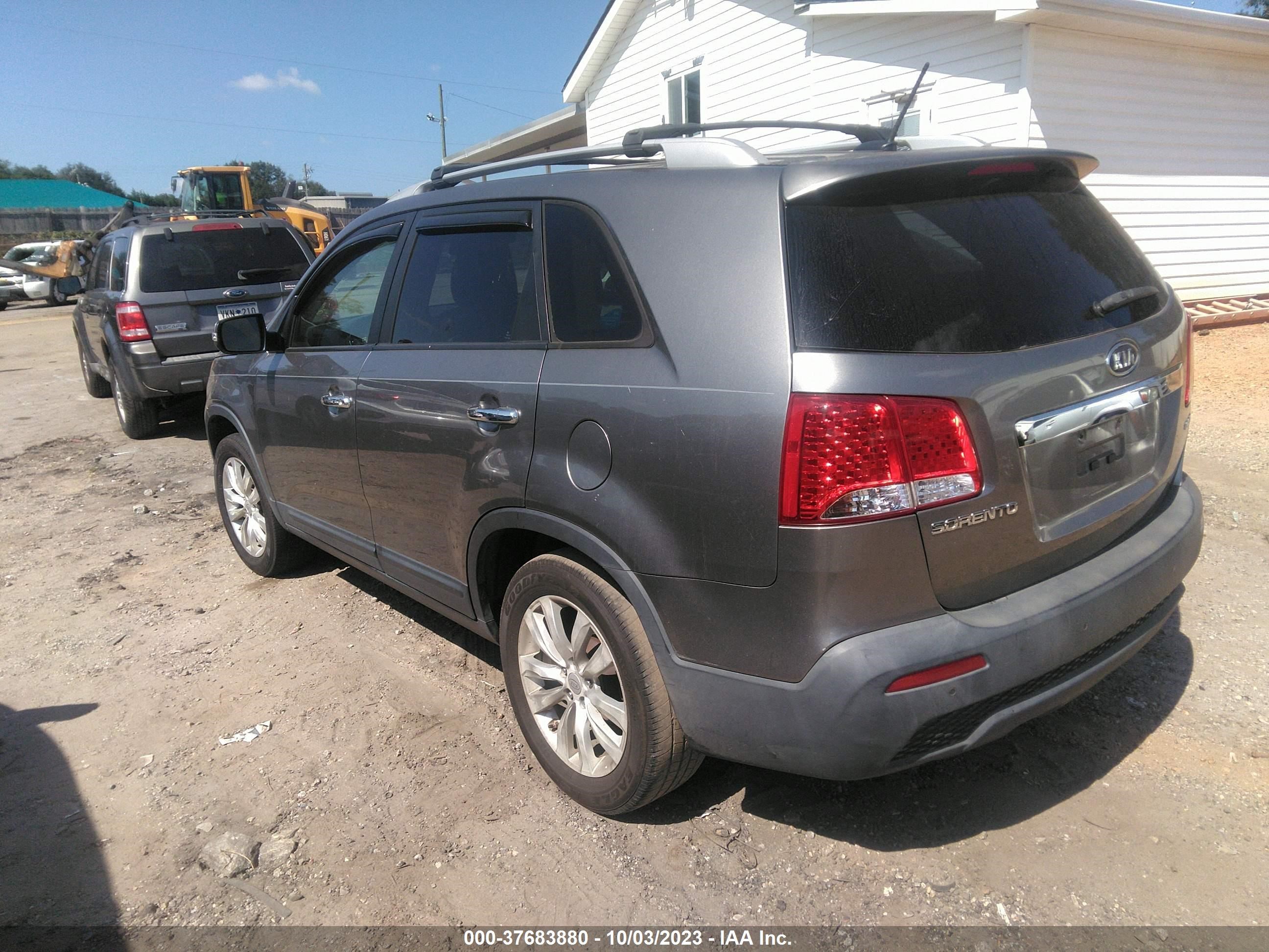 Photo 2 VIN: 5XYKU4A2XBG132622 - KIA SORENTO 