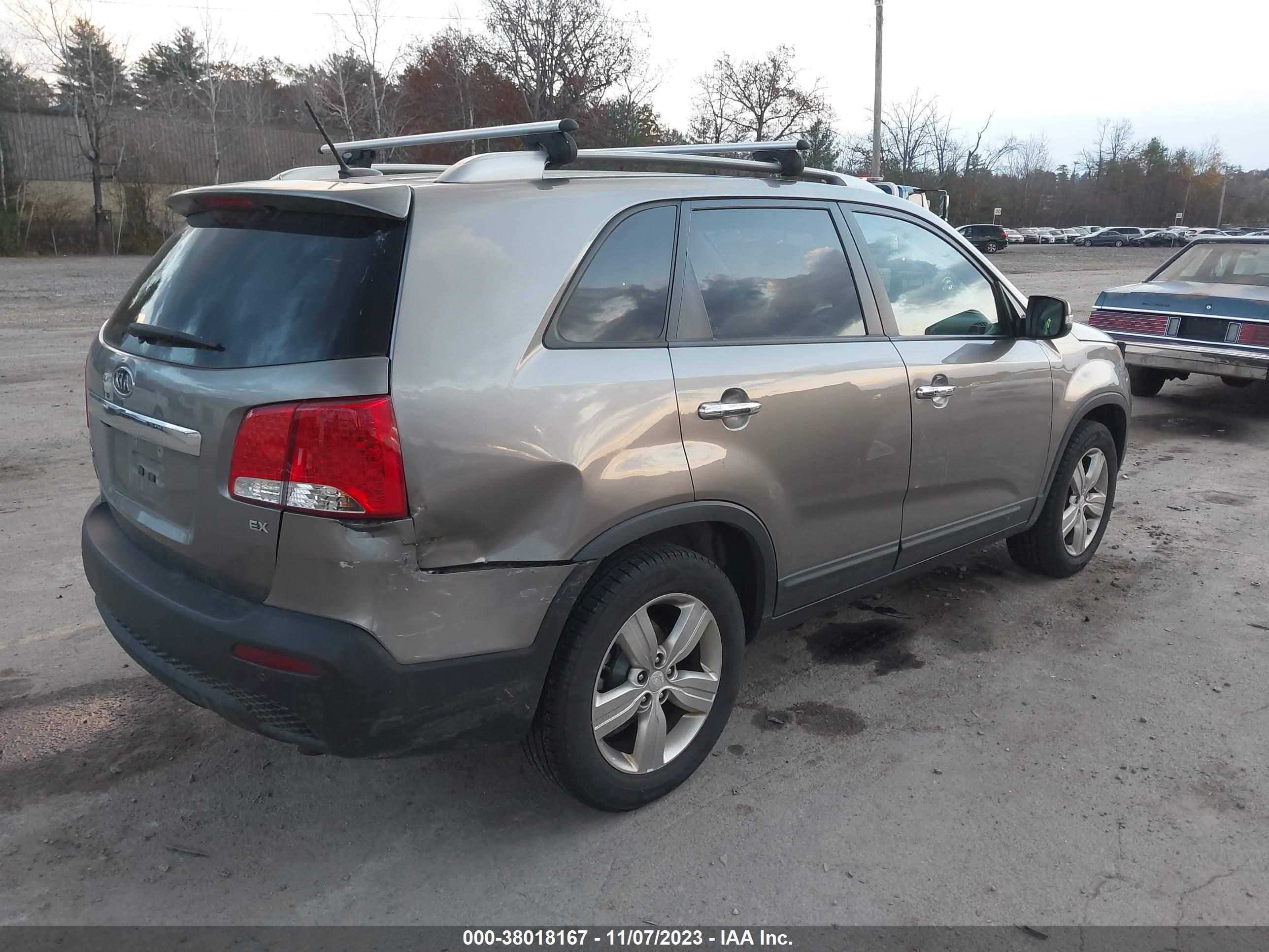 Photo 3 VIN: 5XYKU4A60DG418467 - KIA SORENTO 