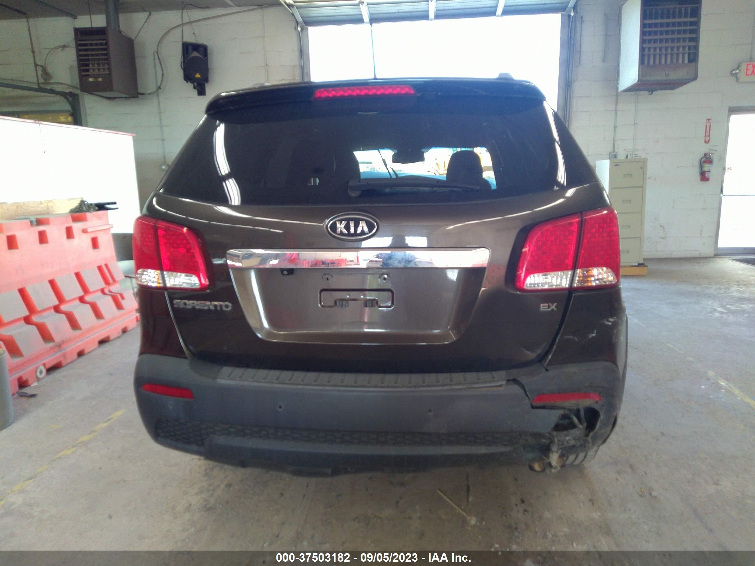 Photo 16 VIN: 5XYKUCA14BG142211 - KIA SORENTO 