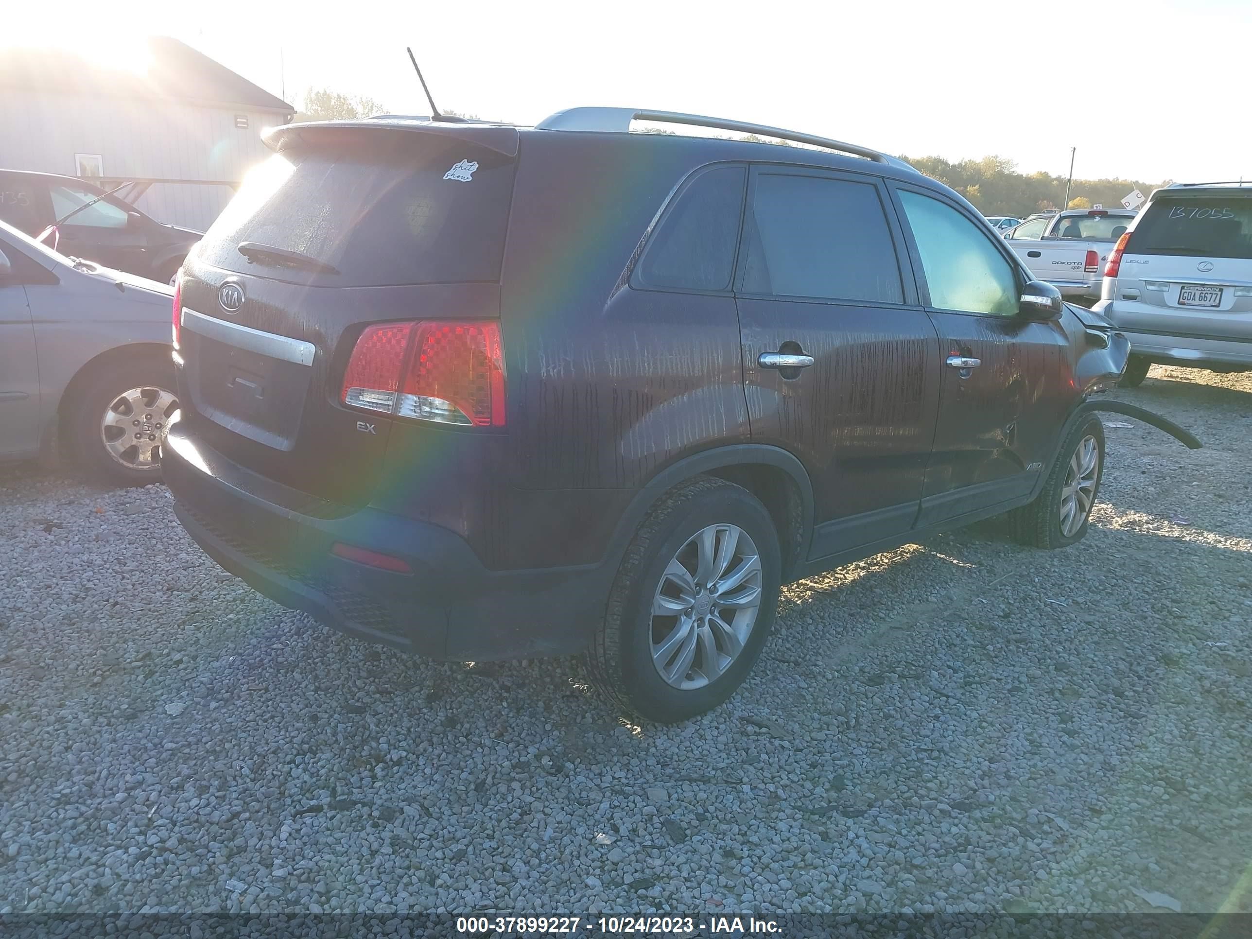 Photo 3 VIN: 5XYKUCA18BG074124 - KIA SORENTO 