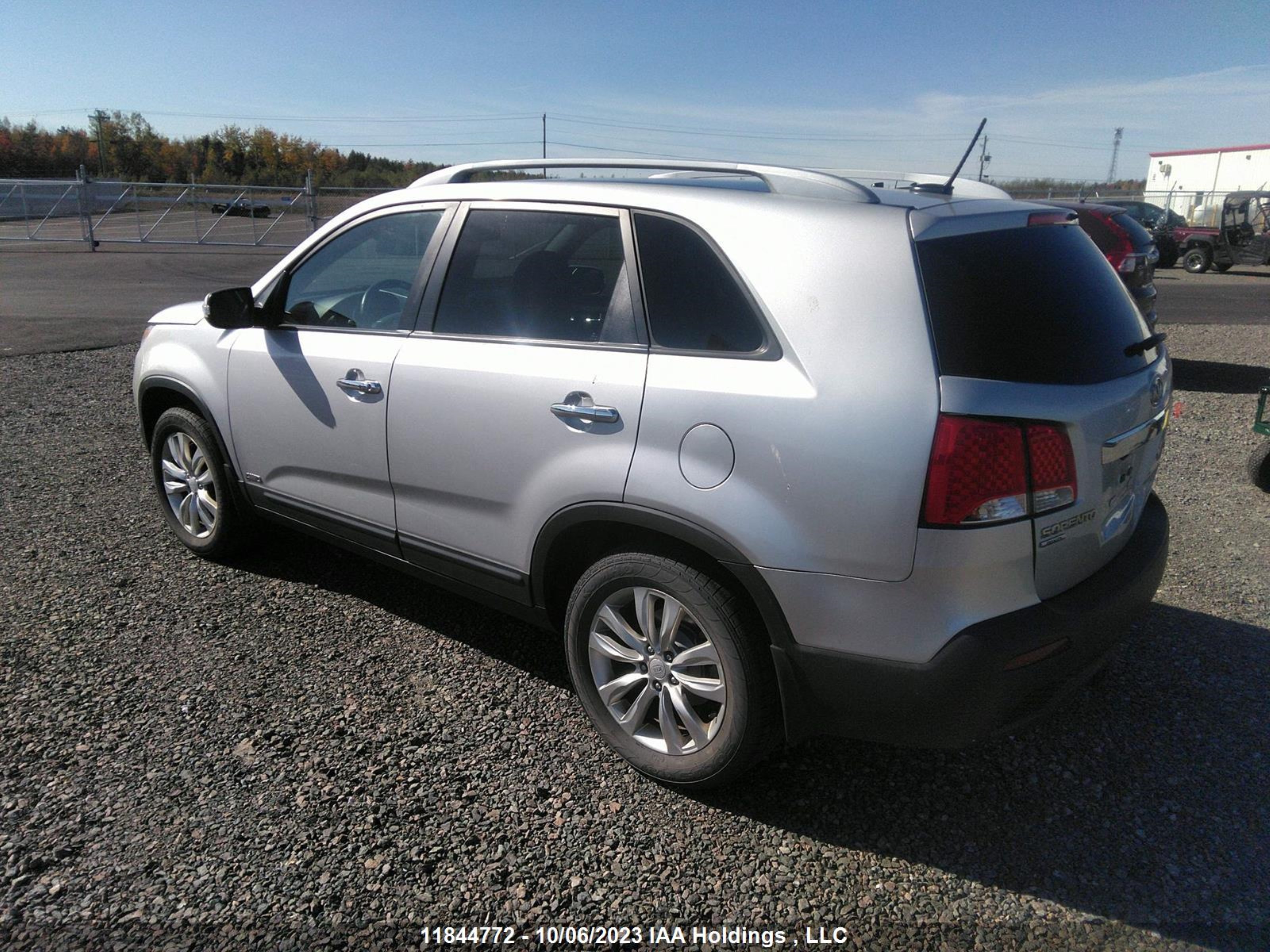 Photo 2 VIN: 5XYKUDA21BG167307 - KIA SORENTO 