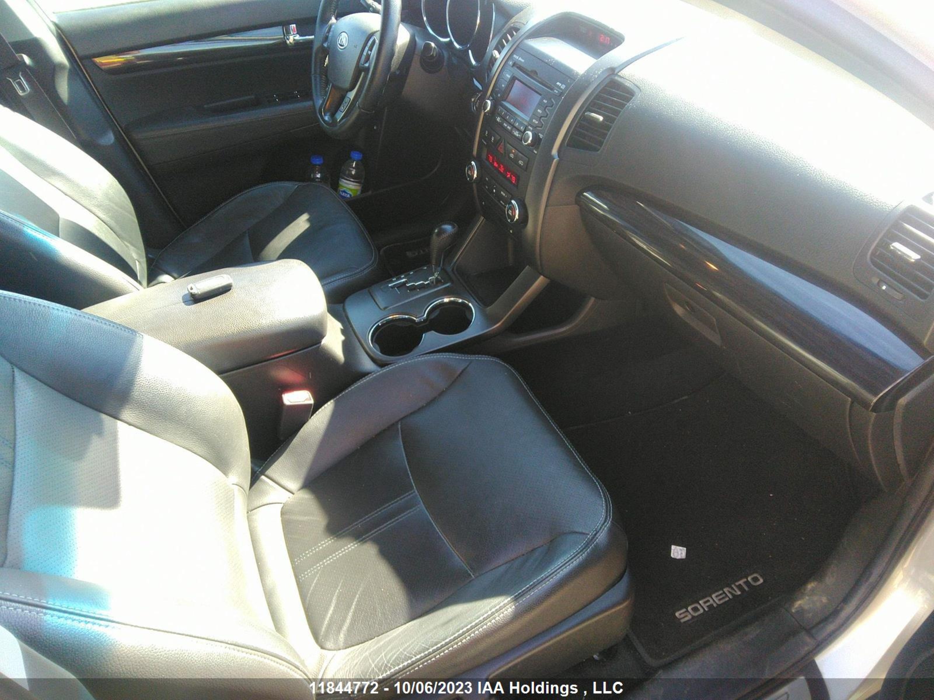 Photo 4 VIN: 5XYKUDA21BG167307 - KIA SORENTO 