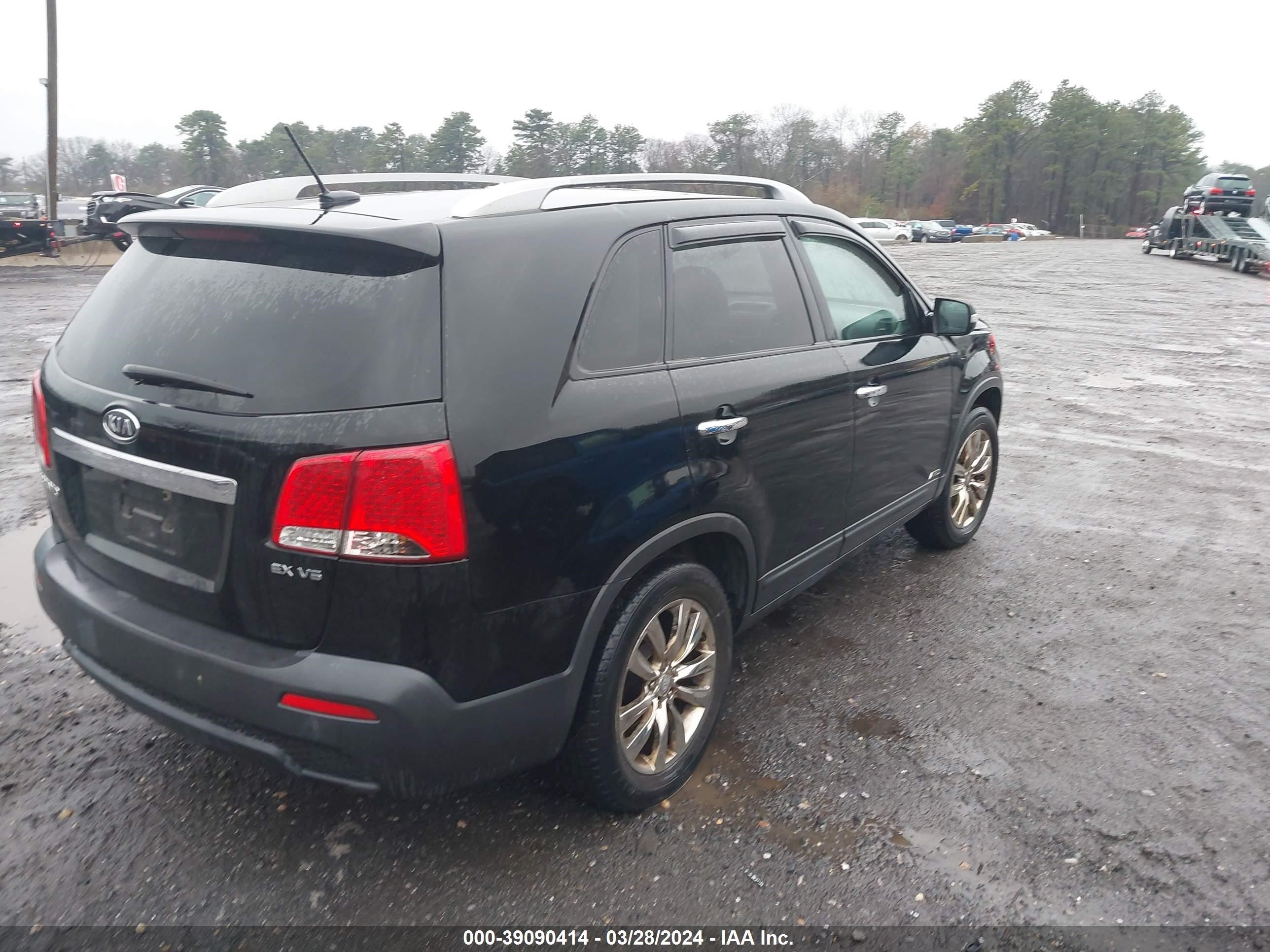 Photo 3 VIN: 5XYKUDA28BG090841 - KIA SORENTO 