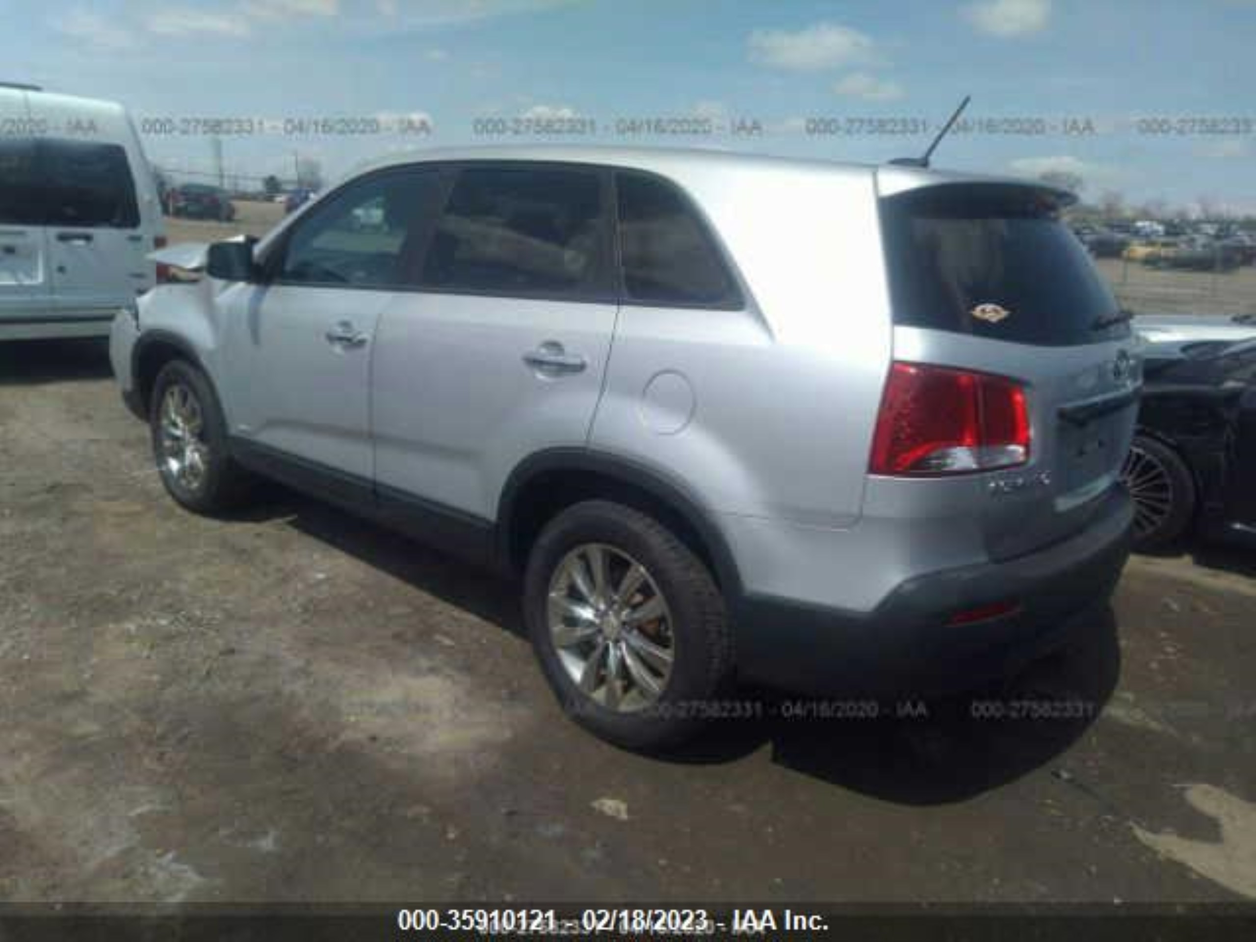 Photo 2 VIN: 5XYKUDA29BG030096 - KIA SORENTO 