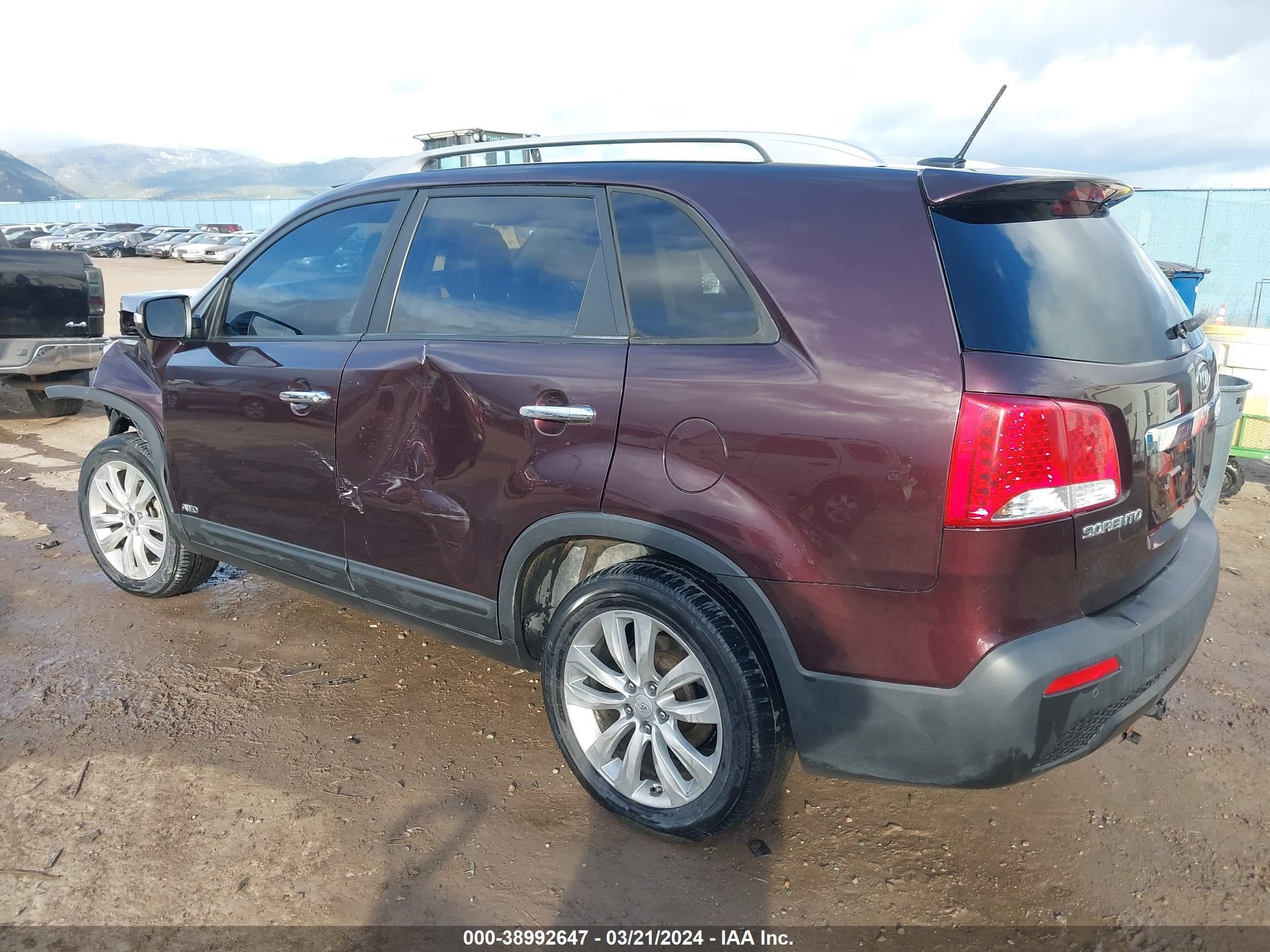 Photo 2 VIN: 5XYKUDA2XBG055900 - KIA SORENTO 