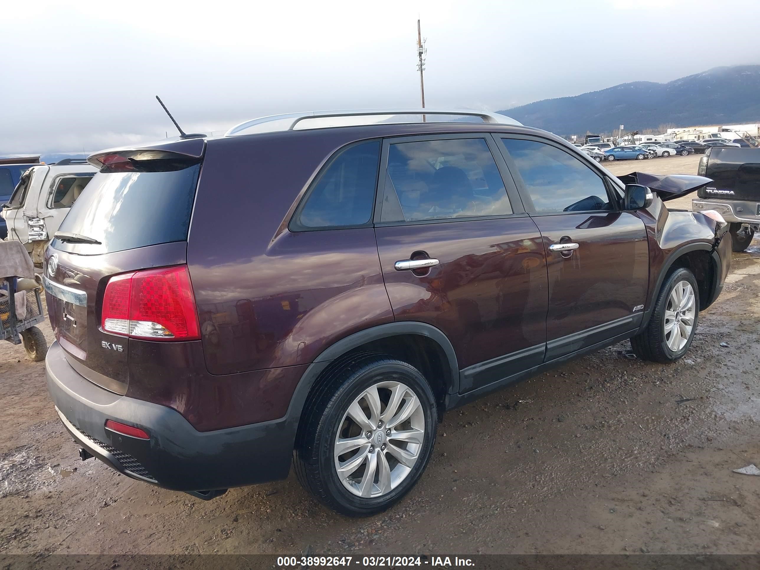 Photo 3 VIN: 5XYKUDA2XBG055900 - KIA SORENTO 