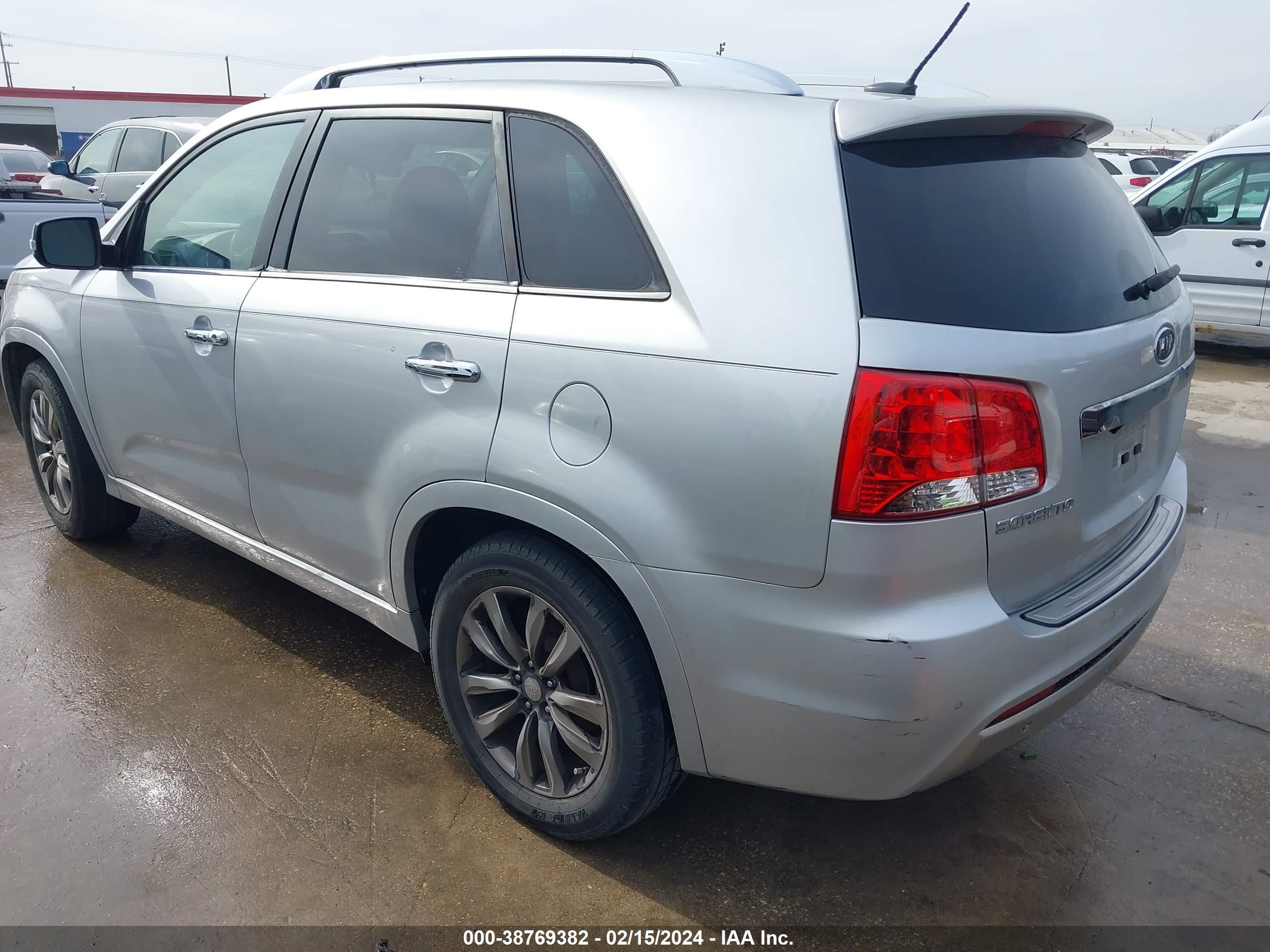 Photo 2 VIN: 5XYKW4A27CG304908 - KIA SORENTO 