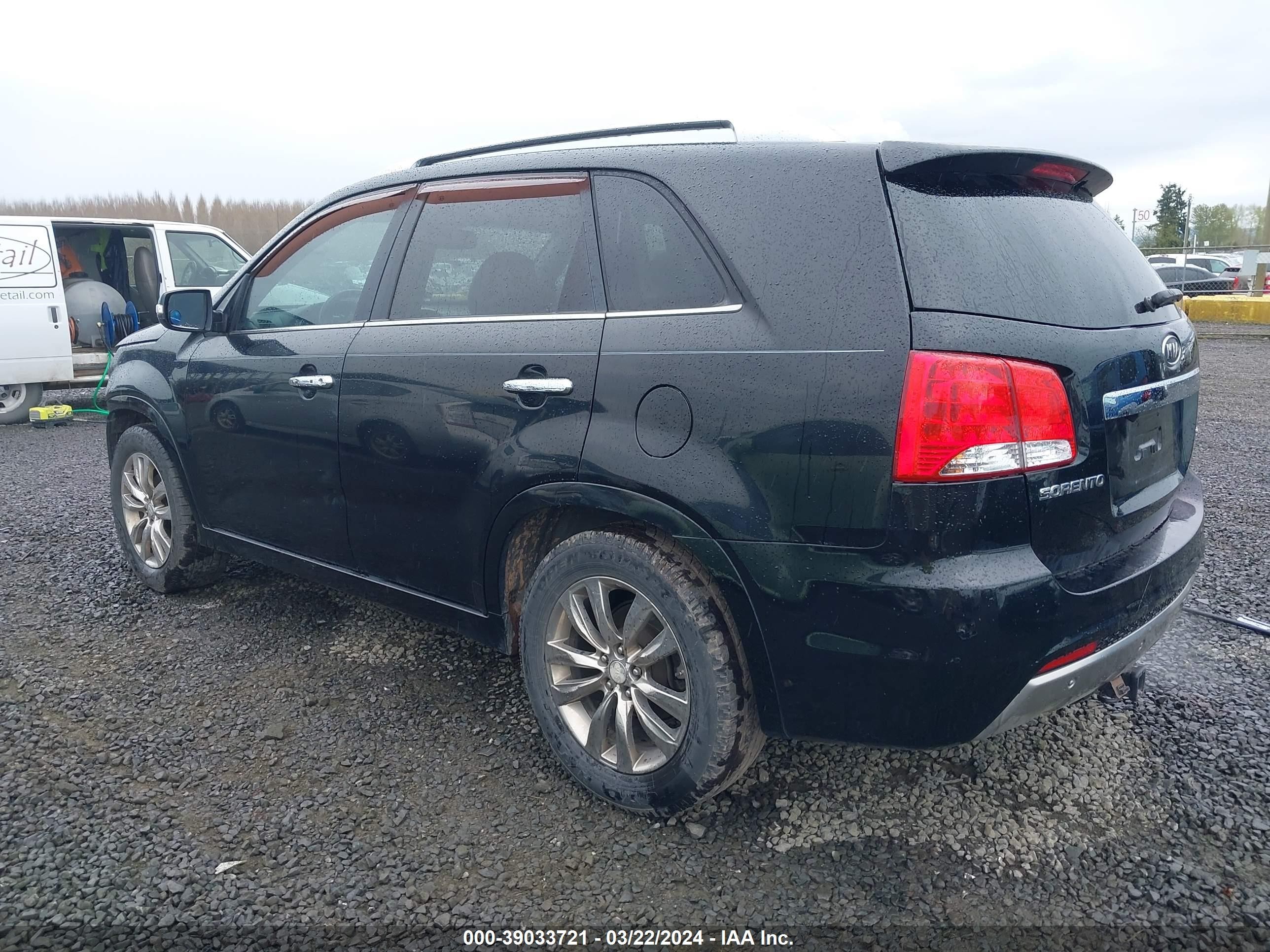 Photo 2 VIN: 5XYKW4A29BG121637 - KIA SORENTO 