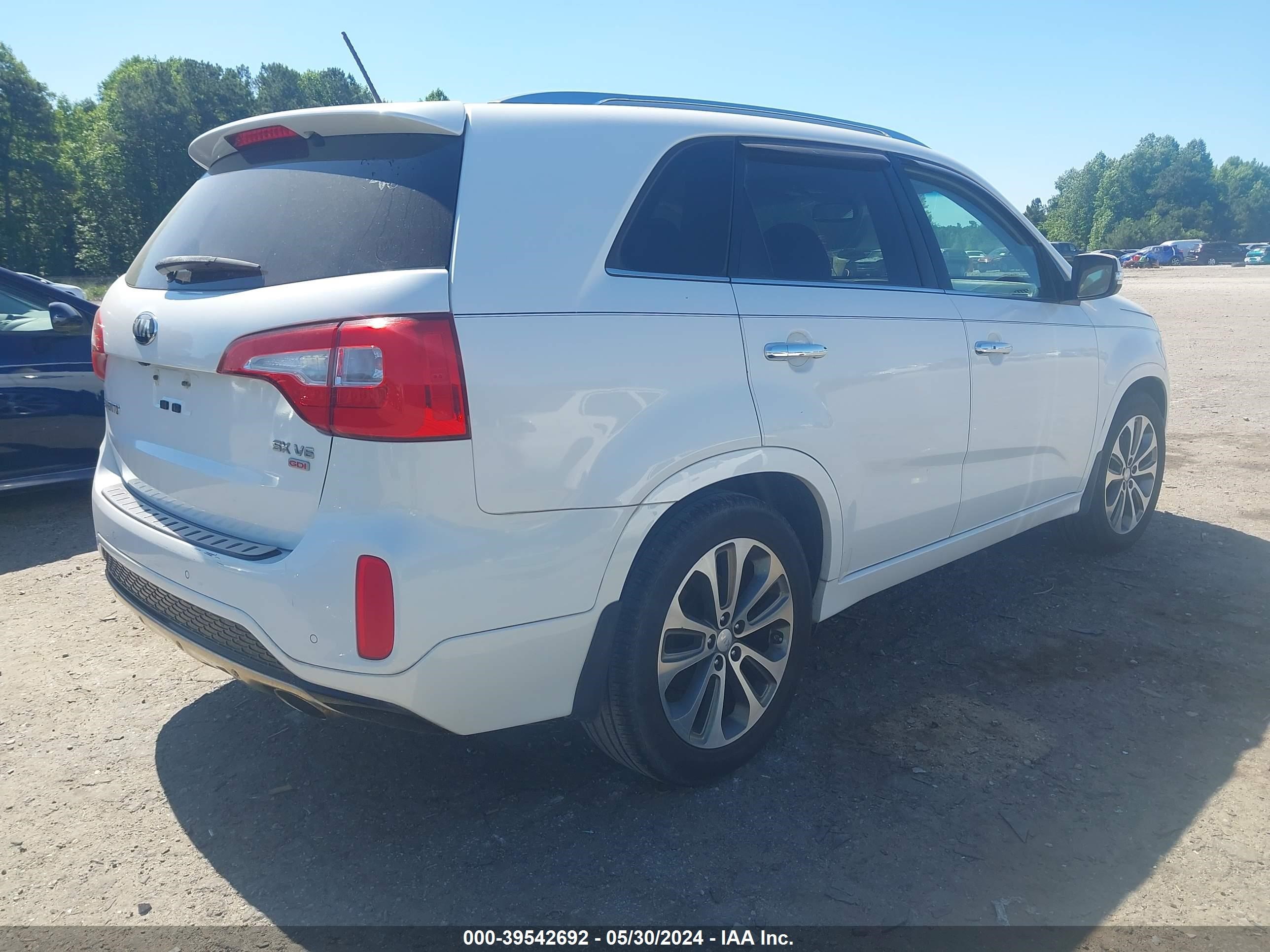 Photo 4 VIN: 5XYKW4A78FG550611 - KIA SORENTO 