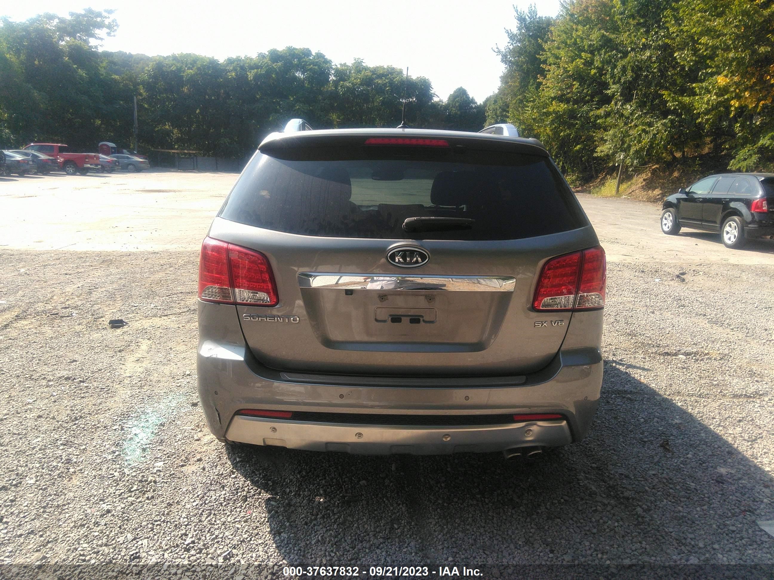 Photo 15 VIN: 5XYKWDA26CG256057 - KIA SORENTO 