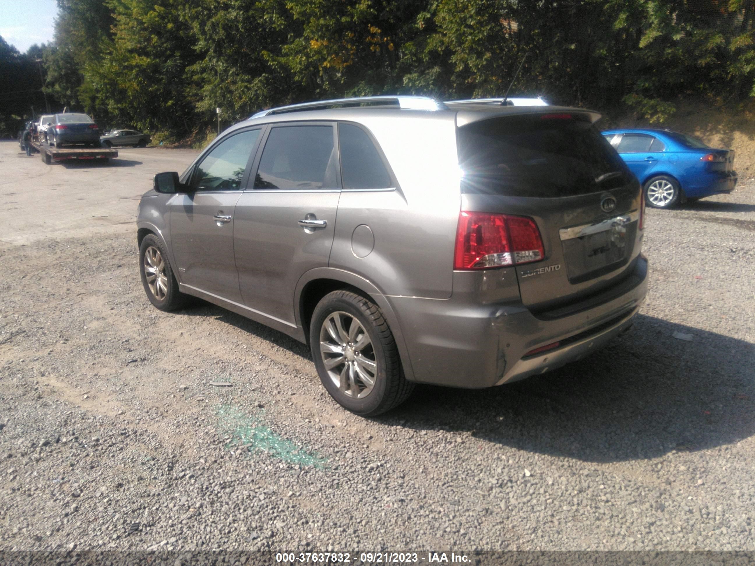 Photo 2 VIN: 5XYKWDA26CG256057 - KIA SORENTO 