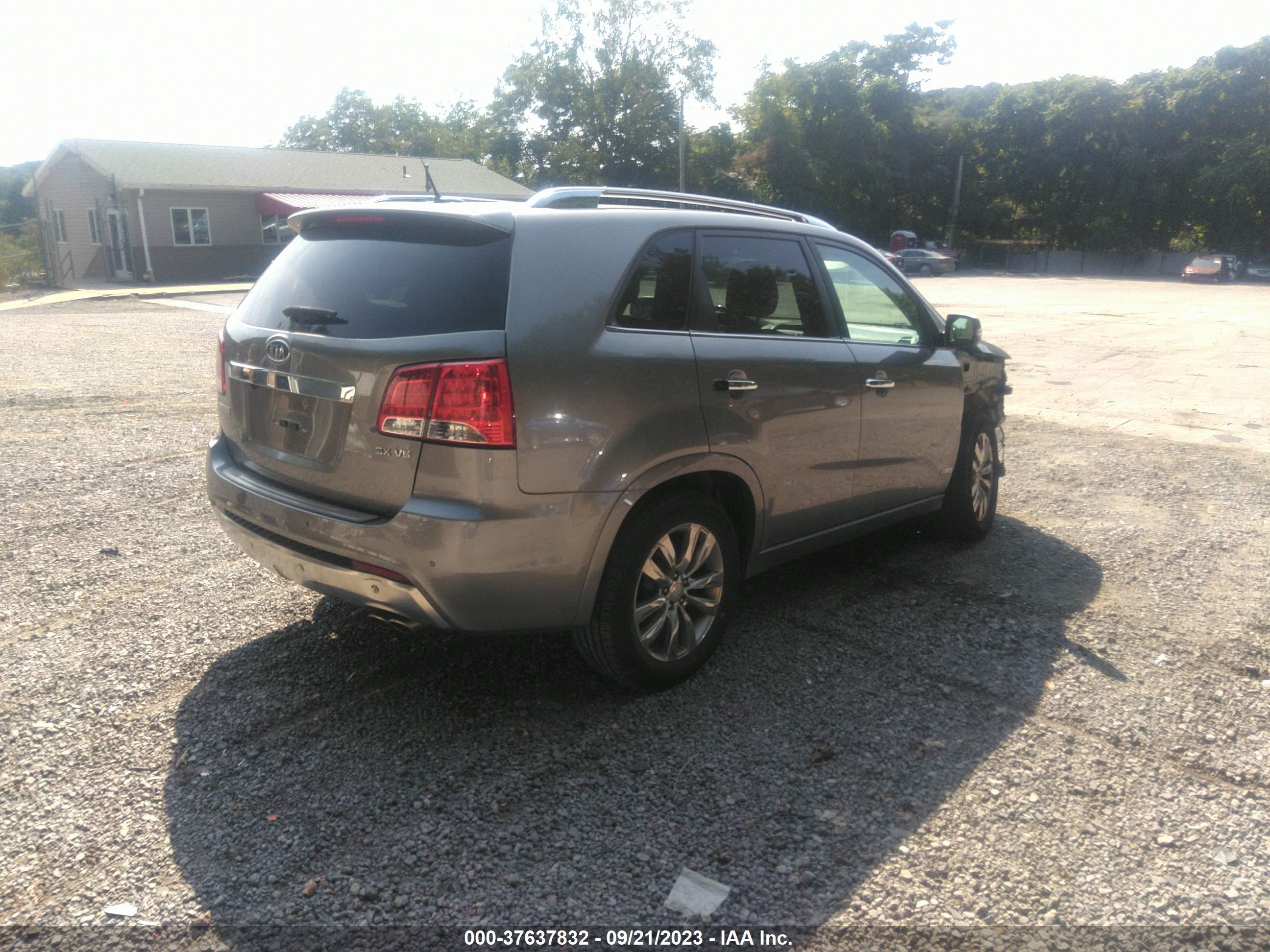 Photo 3 VIN: 5XYKWDA26CG256057 - KIA SORENTO 