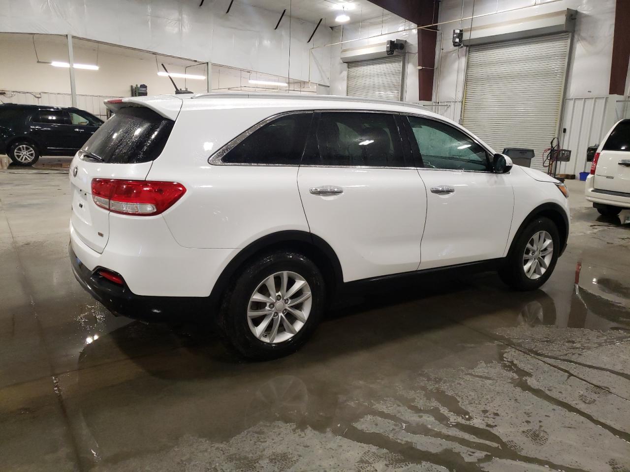 Photo 2 VIN: 5XYPG4A32HG239131 - KIA SORENTO 